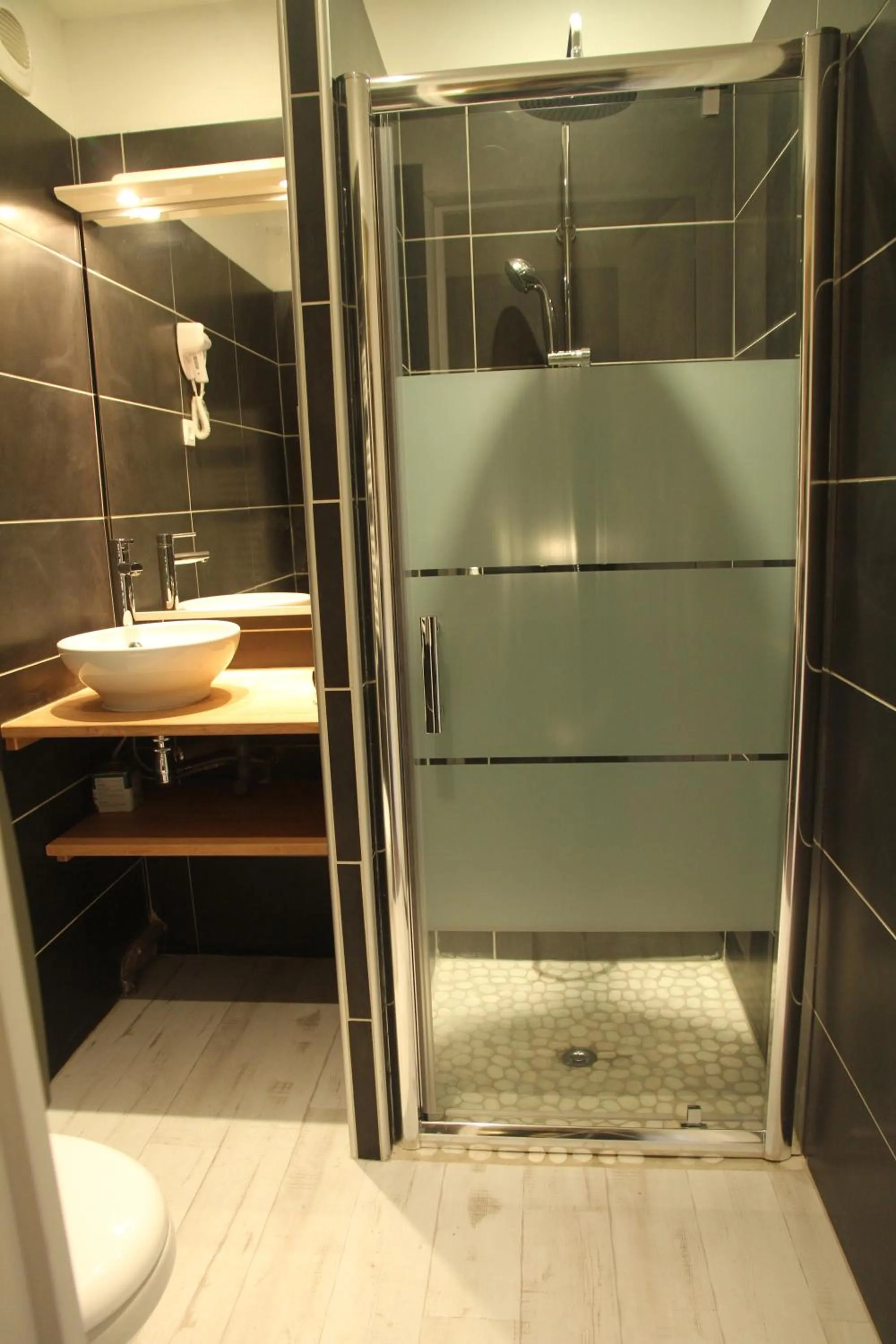 Bathroom in Hôtel-Spa-Piscine Le Petit Castel Beuzeville-Honfleur