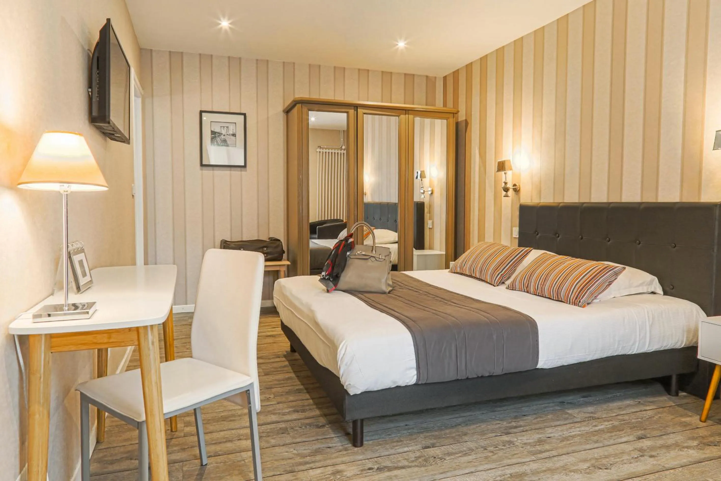 Garden view, Bed in Hôtel-Spa-Piscine Le Petit Castel Beuzeville-Honfleur