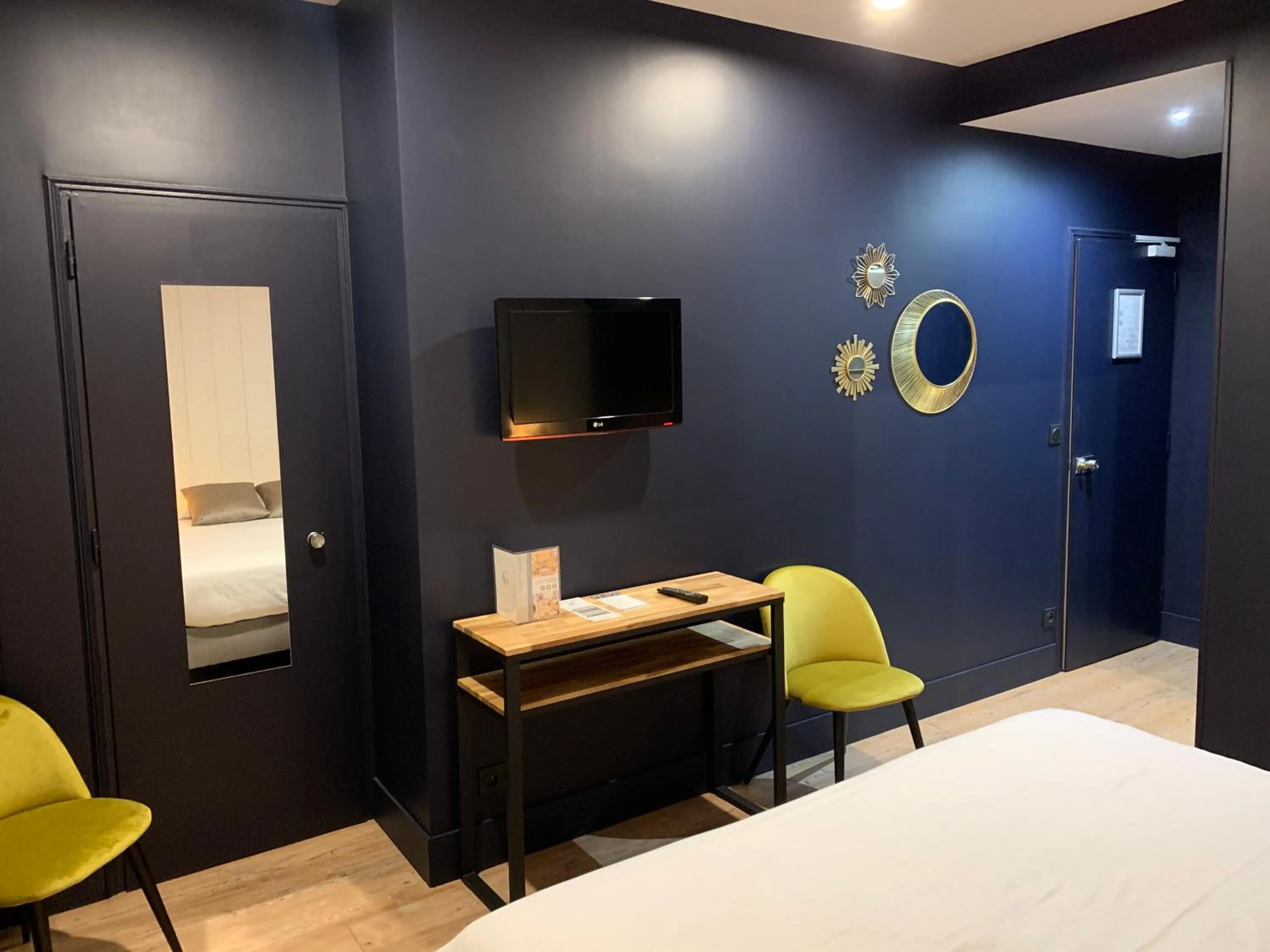 Decorative detail, Bed in Hôtel-Spa-Piscine Le Petit Castel Beuzeville-Honfleur