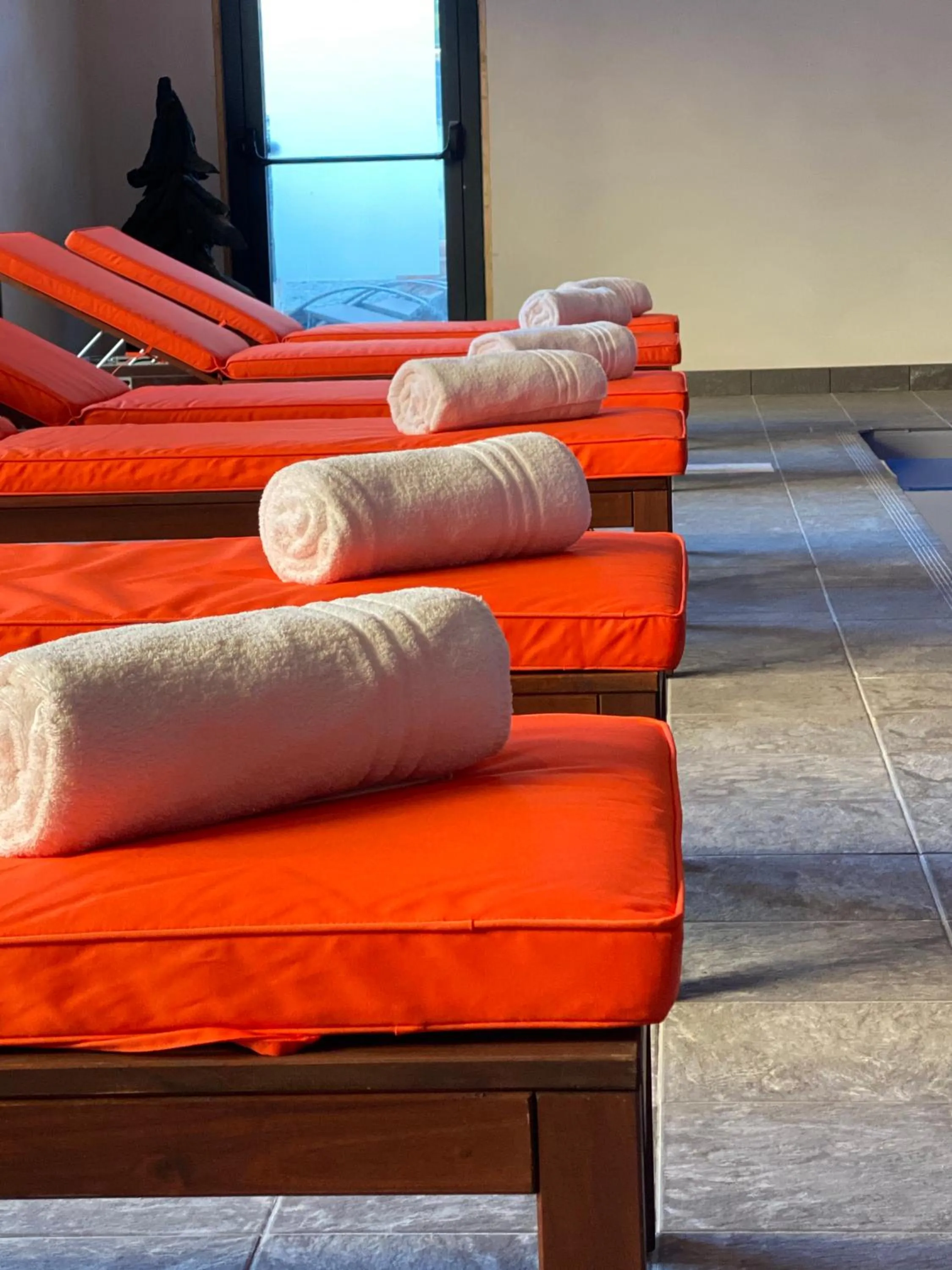 Swimming pool, Bed in Hôtel-Spa-Piscine Le Petit Castel Beuzeville-Honfleur