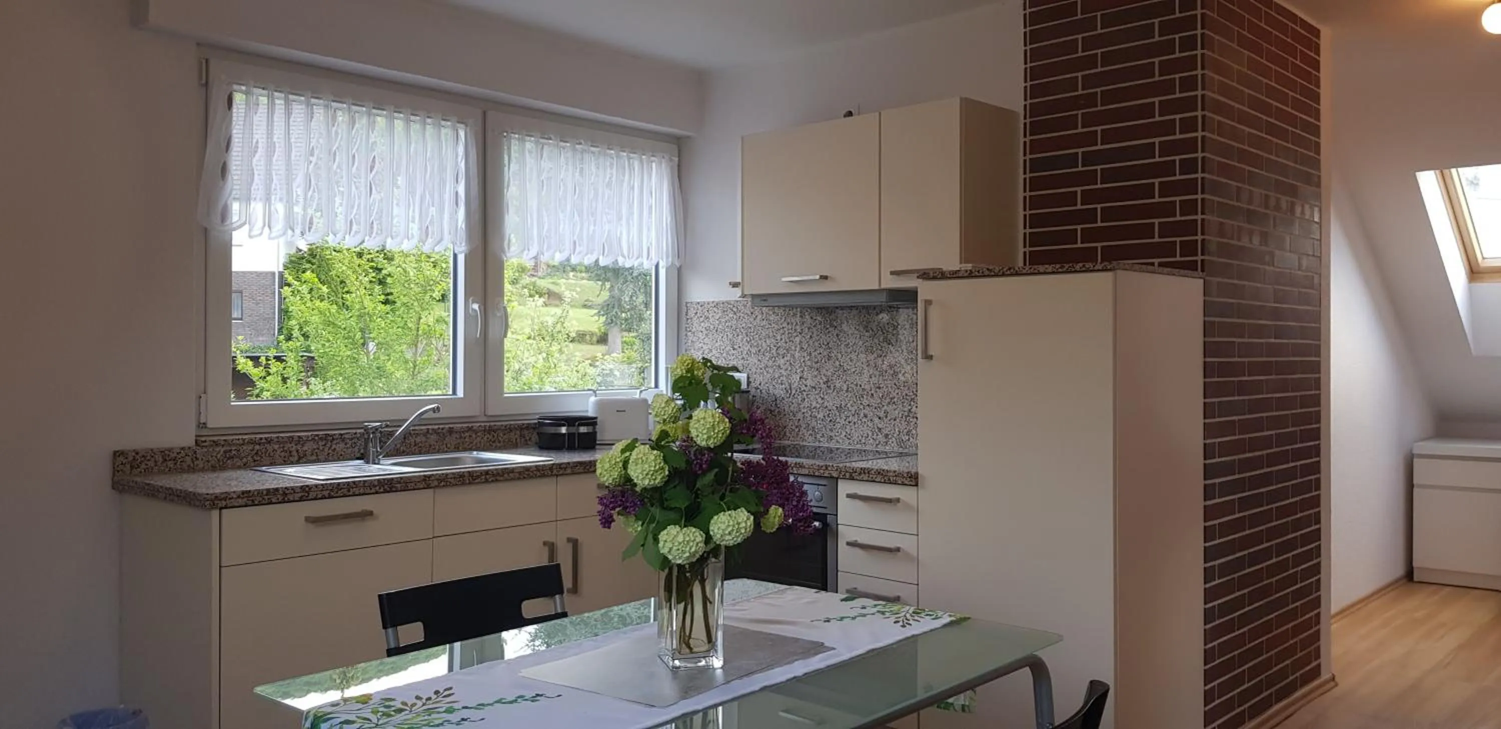 Kitchen or kitchenette in Aparthotel am Kurpark