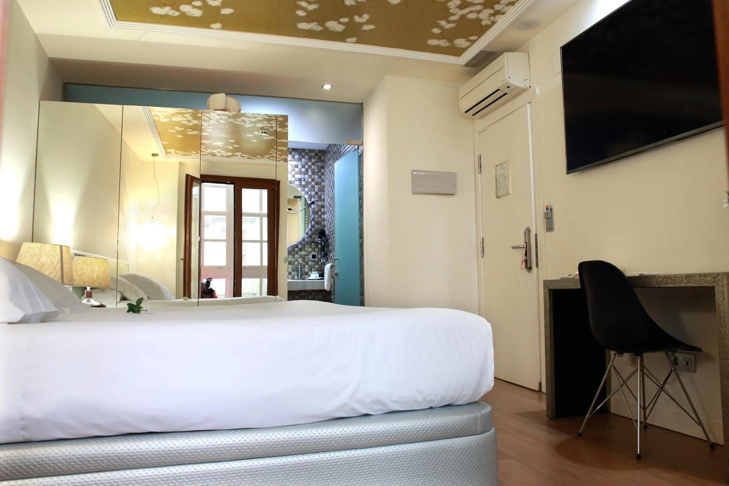 TV and multimedia, Bed in Casas Reais Boutique
