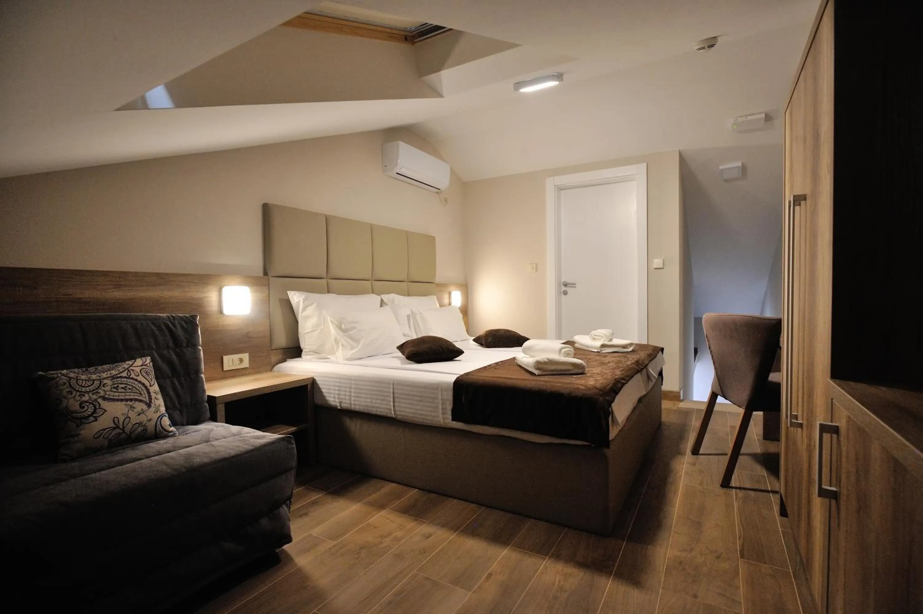 Shower, Bed in Villa Divani