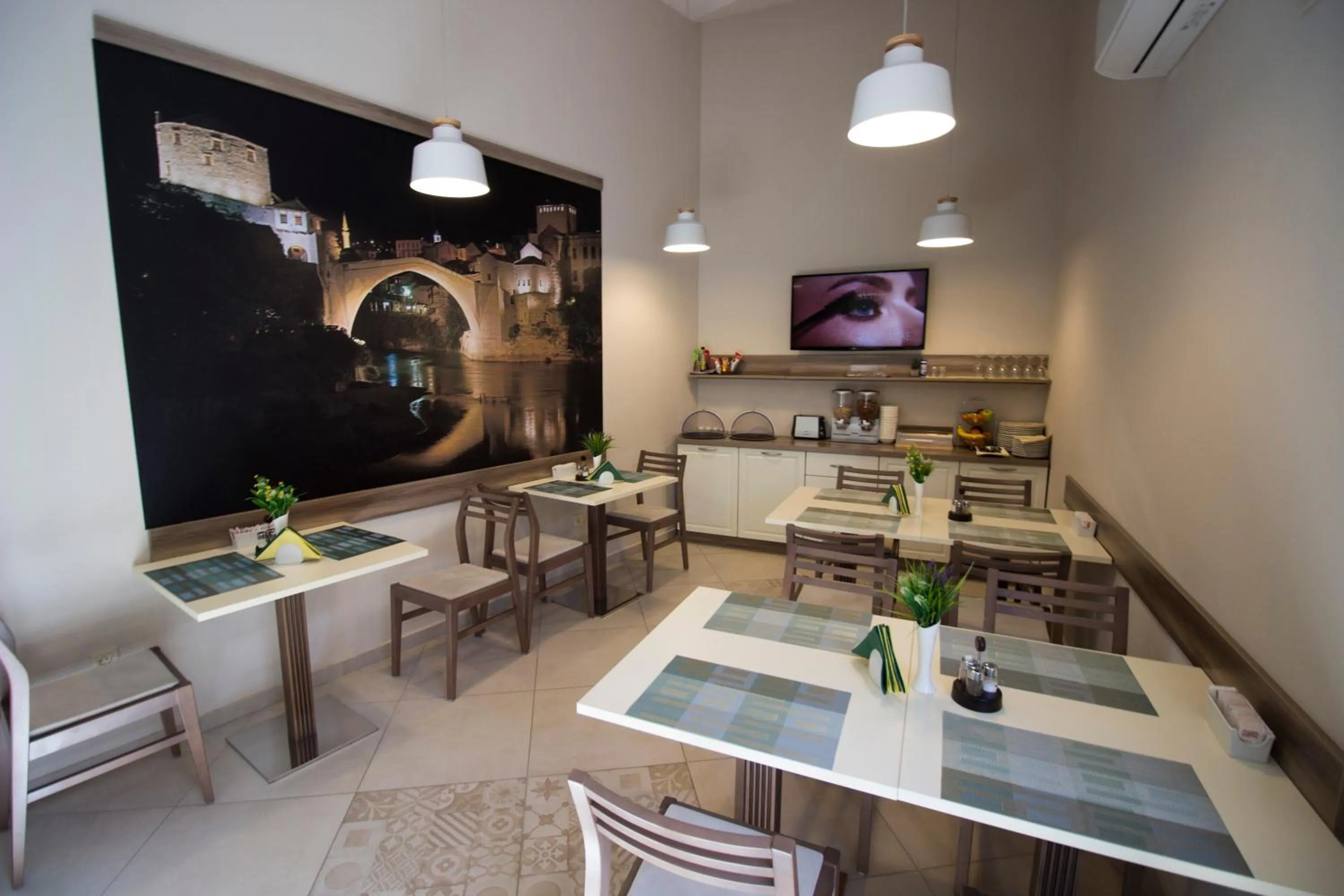 Restaurant/places to eat in Villa Divani