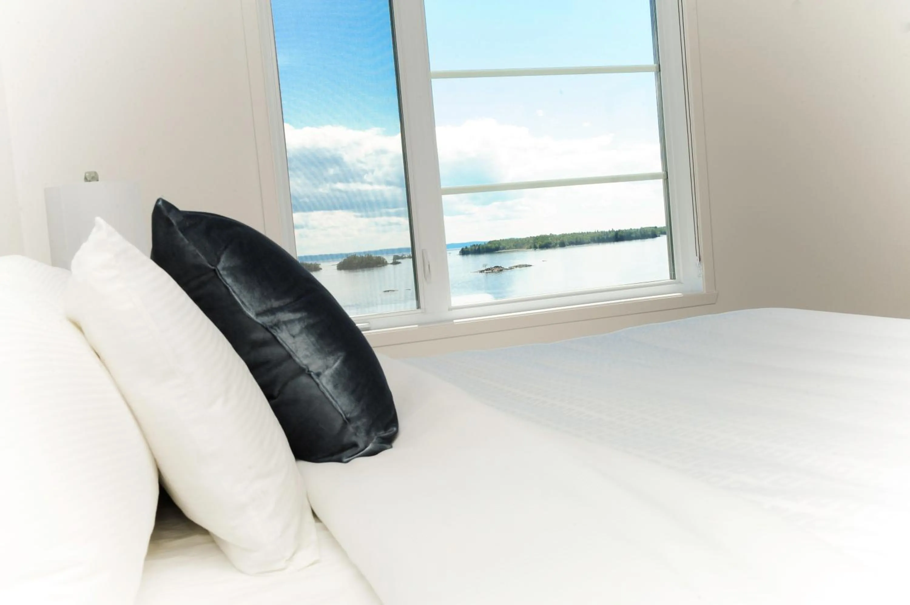 Summer, Bed in Auberge Des Îles