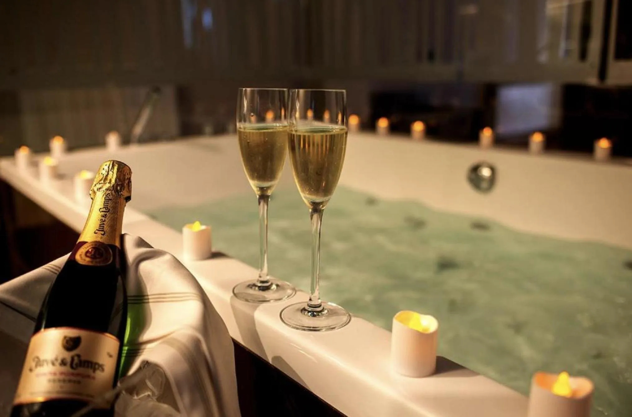 Hot Tub in Hotel Sancho Abarca Petit SPA