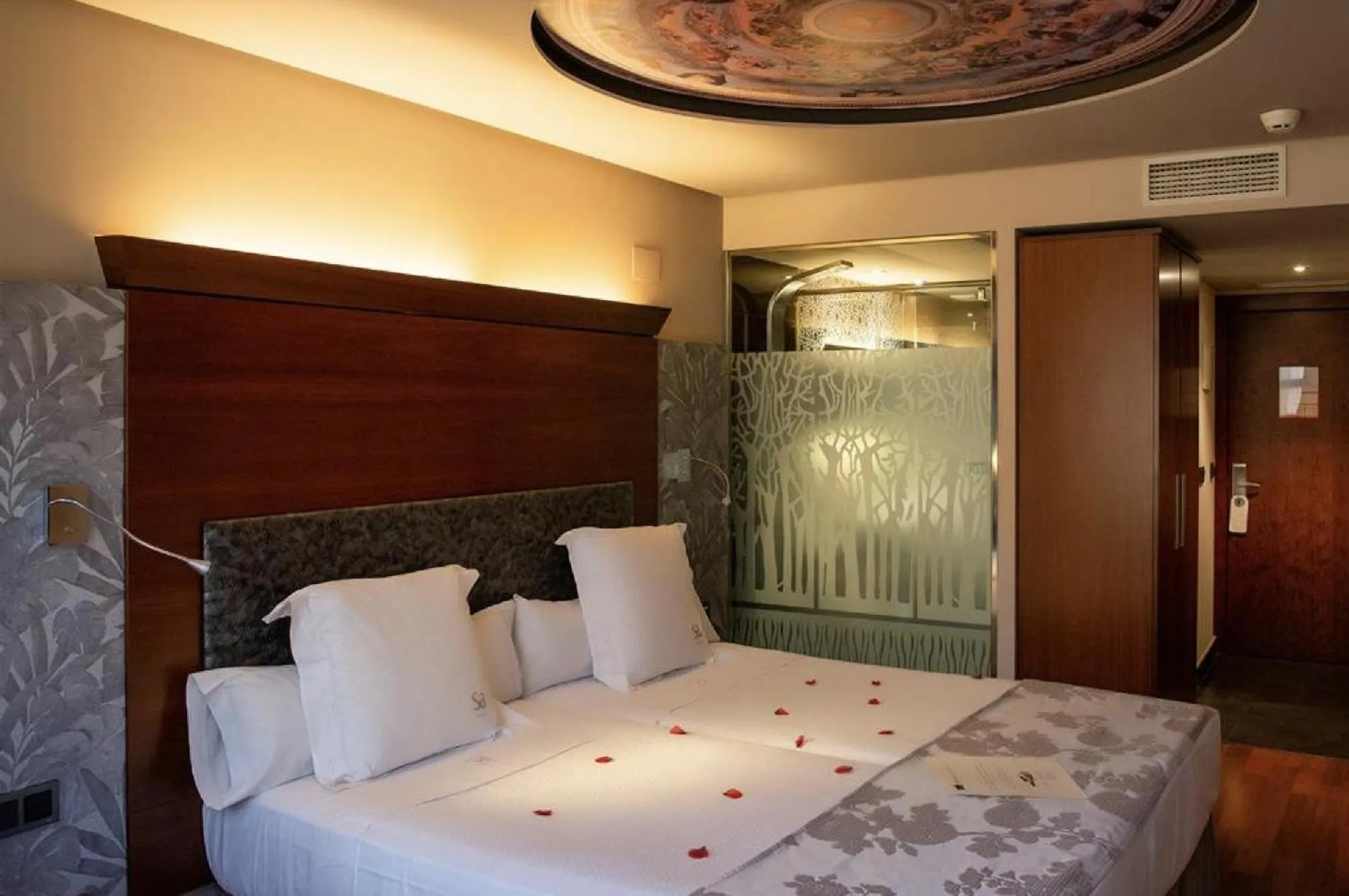 Bedroom, Bed in Hotel Sancho Abarca Petit SPA