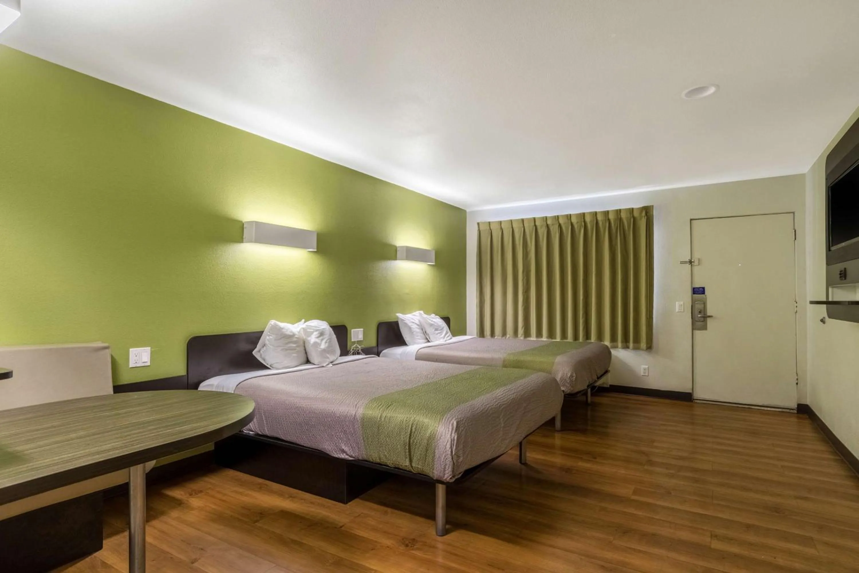 TV and multimedia, Bed in Motel 6-Redlands, CA