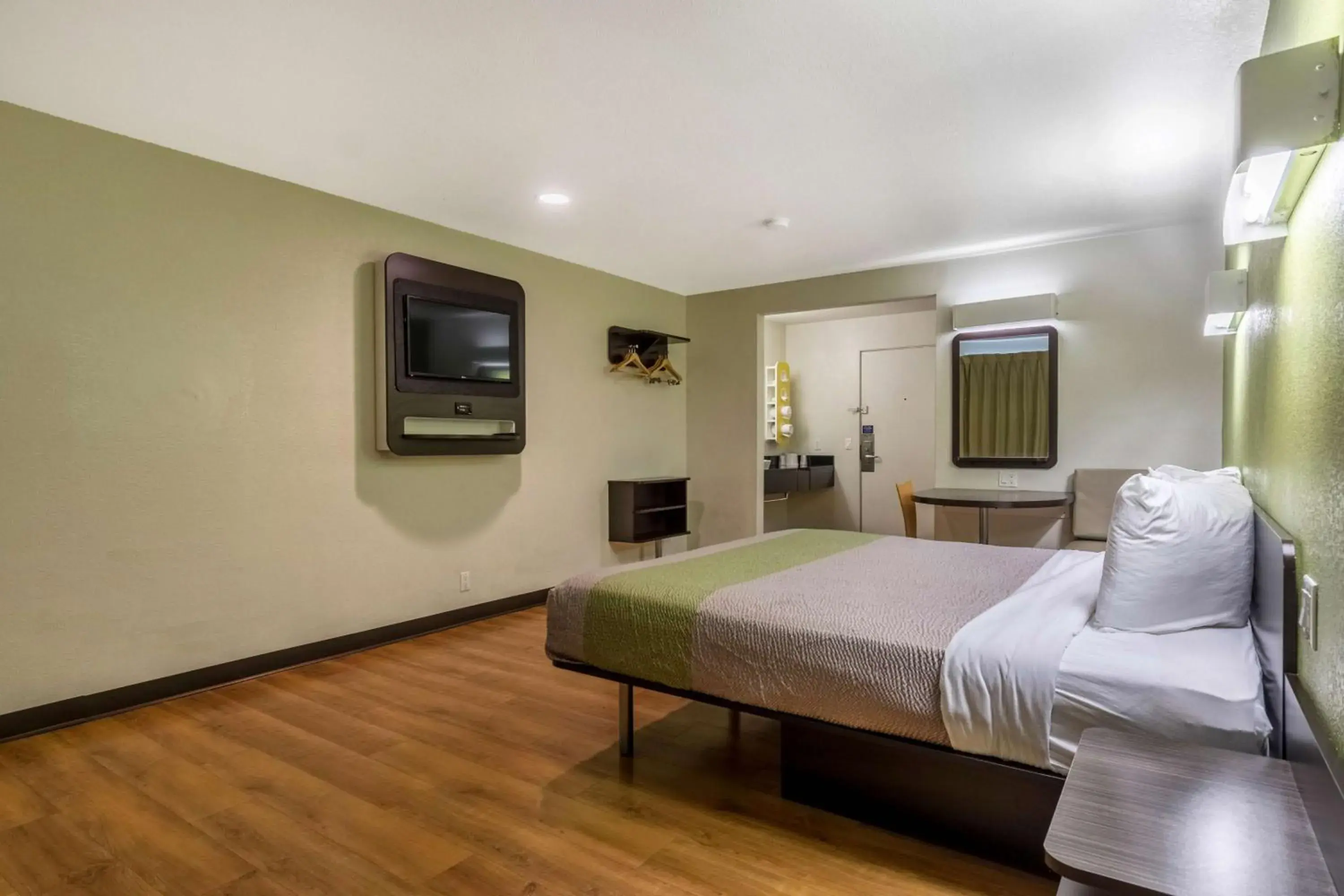 King Room - single occupancy - Disability Access - Non-Smoking in Motel 6-Redlands, CA King Room - single occupancy - Disability Access - Non-Smoking in Motel 6-Redlands, CA