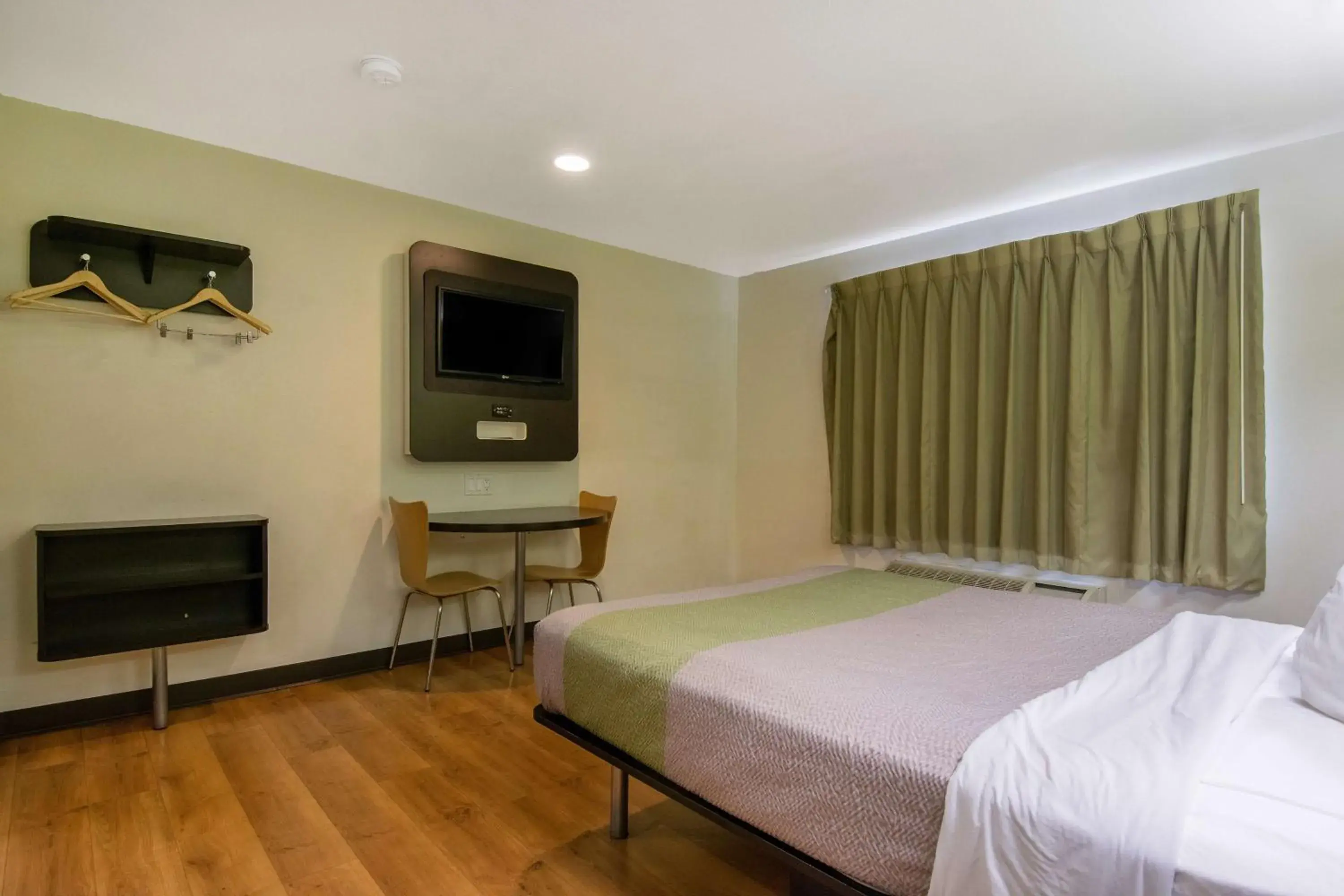 Queen Room - single occupancy - Smoking in Motel 6-Redlands, CA Queen Room - single occupancy - Smoking in Motel 6-Redlands, CA