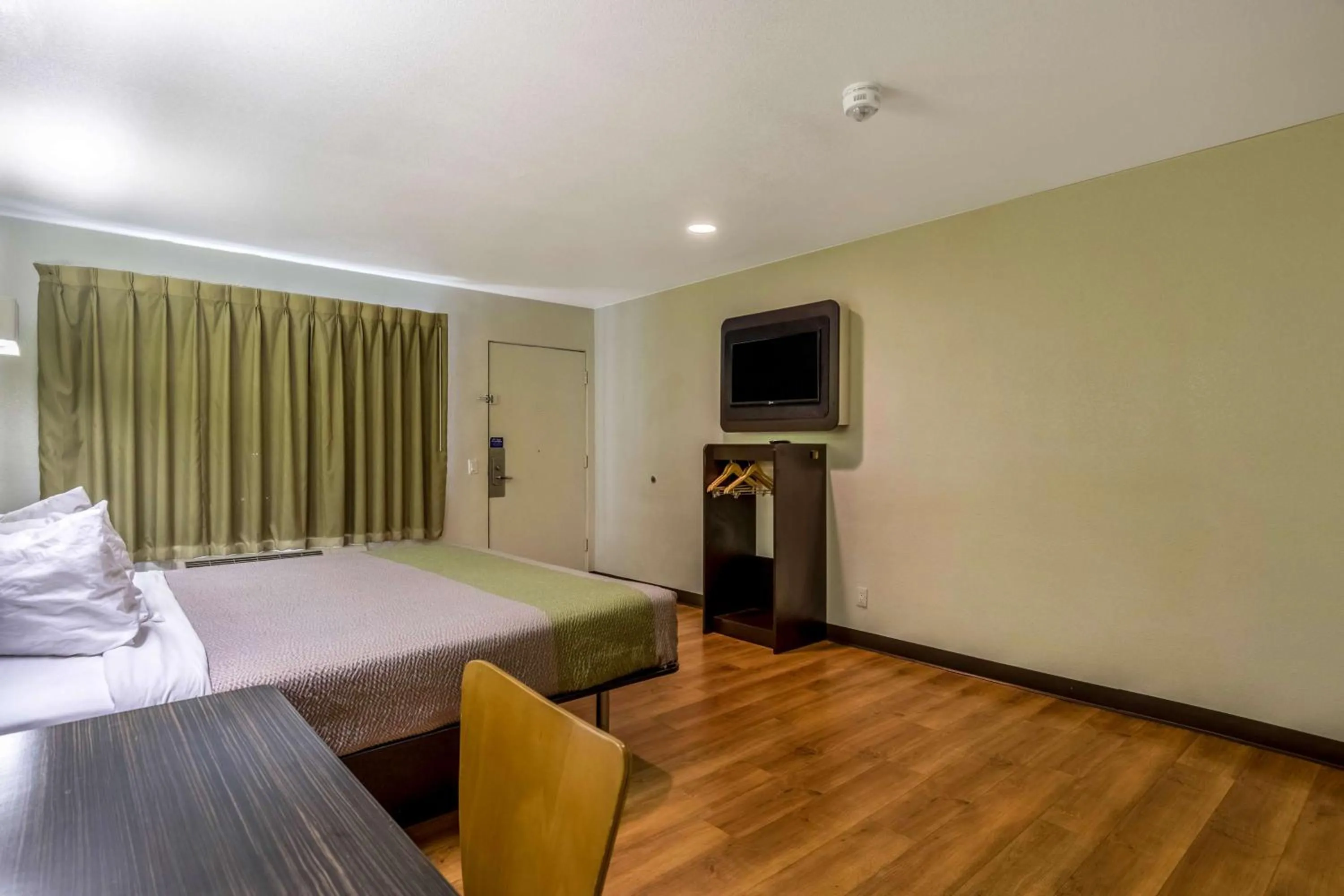 TV and multimedia, Bed in Motel 6-Redlands, CA