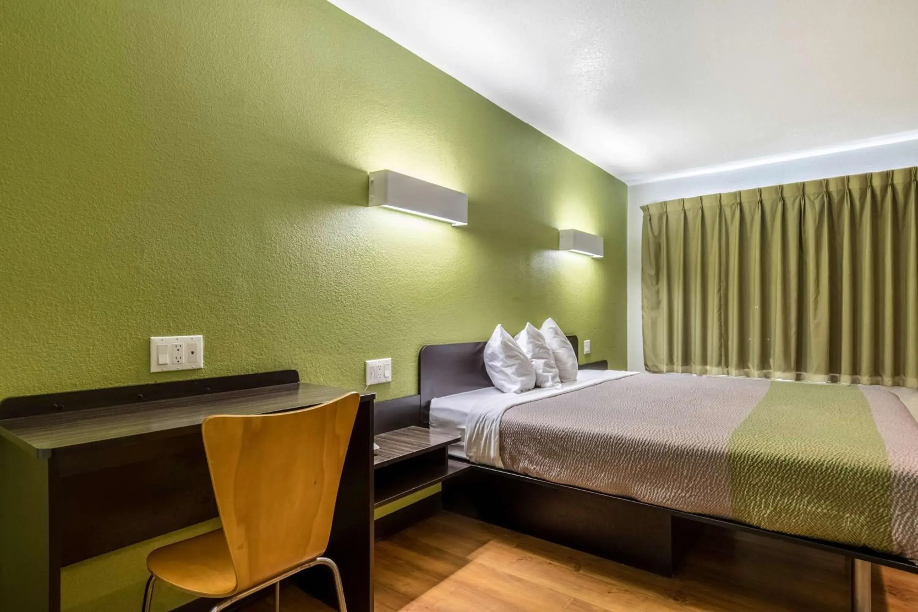 Queen Room - single occupancy - Non-Smoking in Motel 6-Redlands, CA Queen Room - single occupancy - Non-Smoking in Motel 6-Redlands, CA