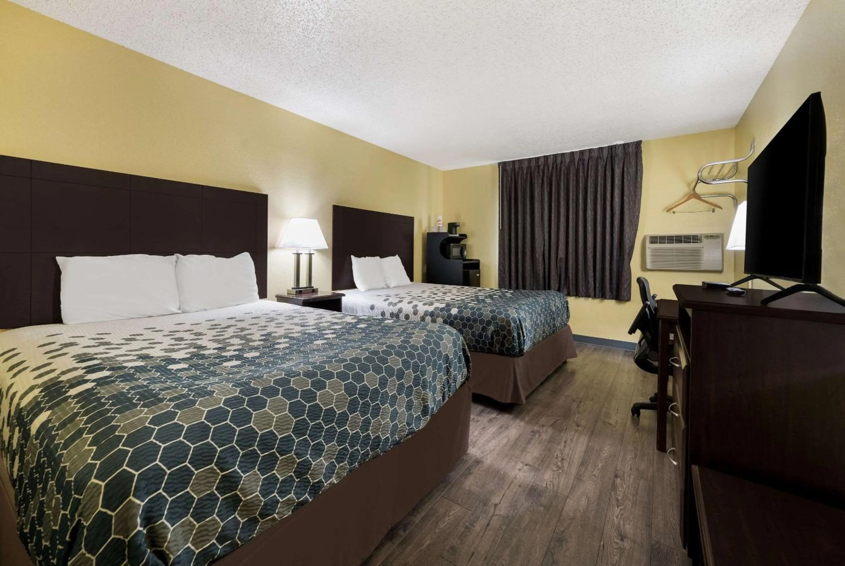 Bedroom, Bed in Econo Lodge Spotsylvania Town Center