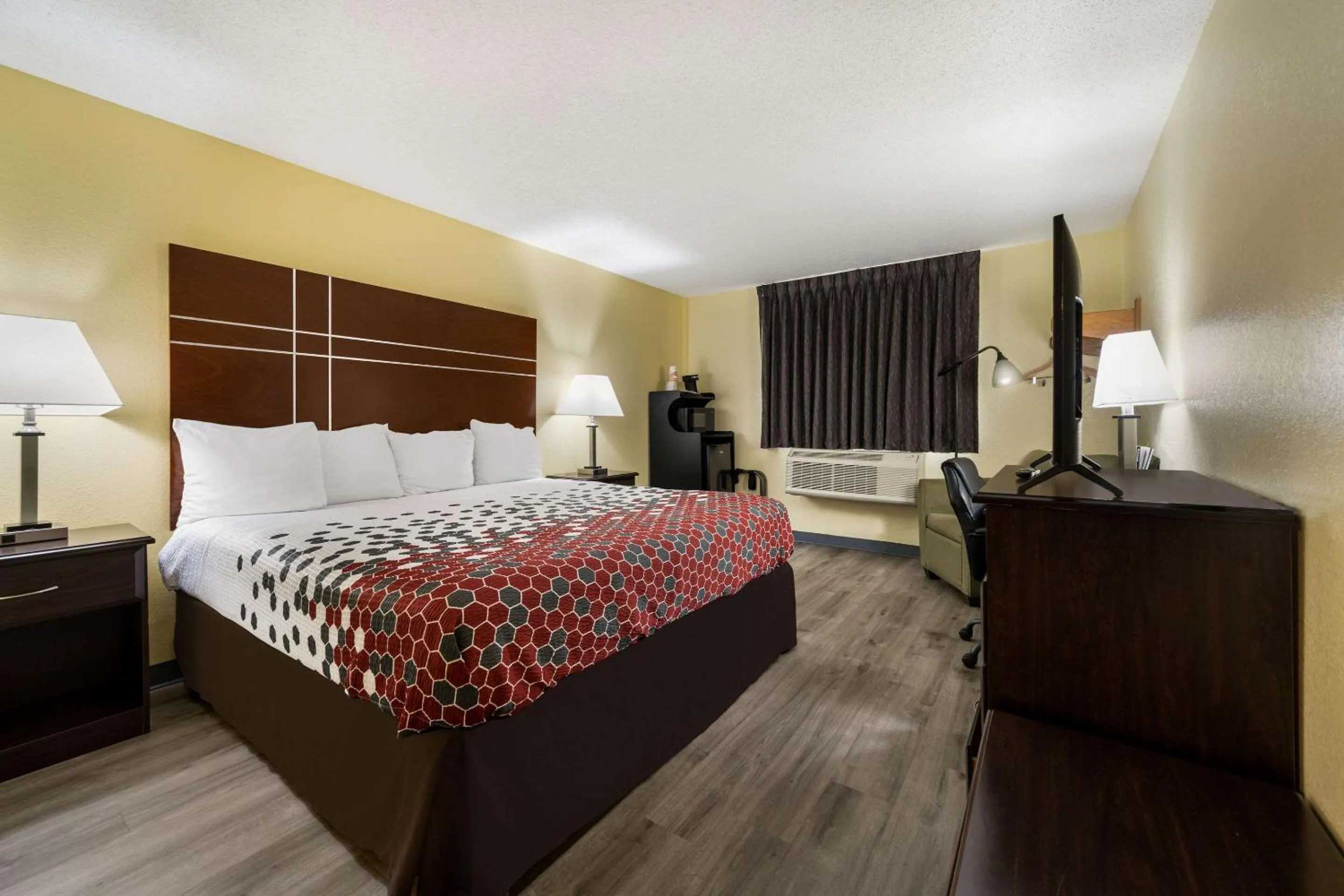 Bedroom, Bed in Econo Lodge Spotsylvania Town Center