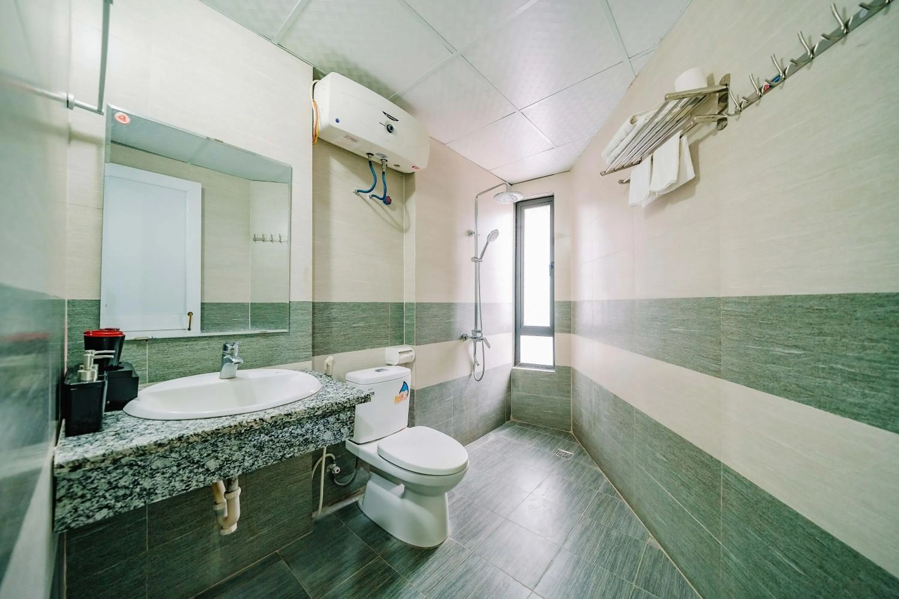 Toilet in Phuong Dong Hotel