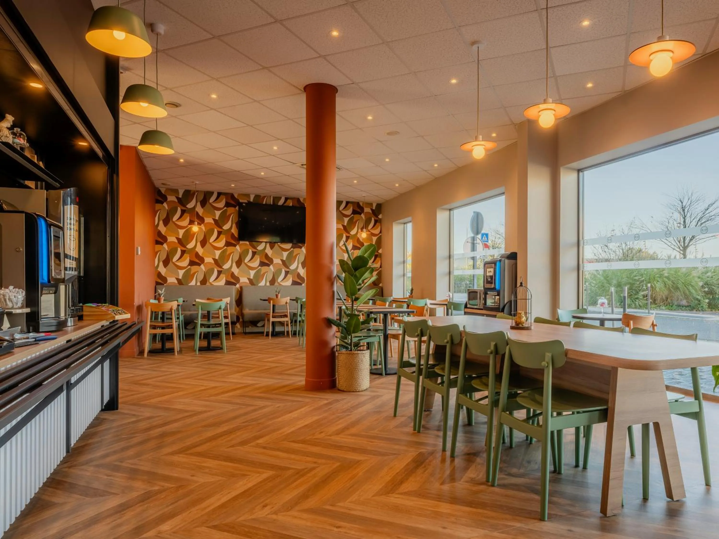 Restaurant/places to eat in B&B HOTEL Maubeuge Gare