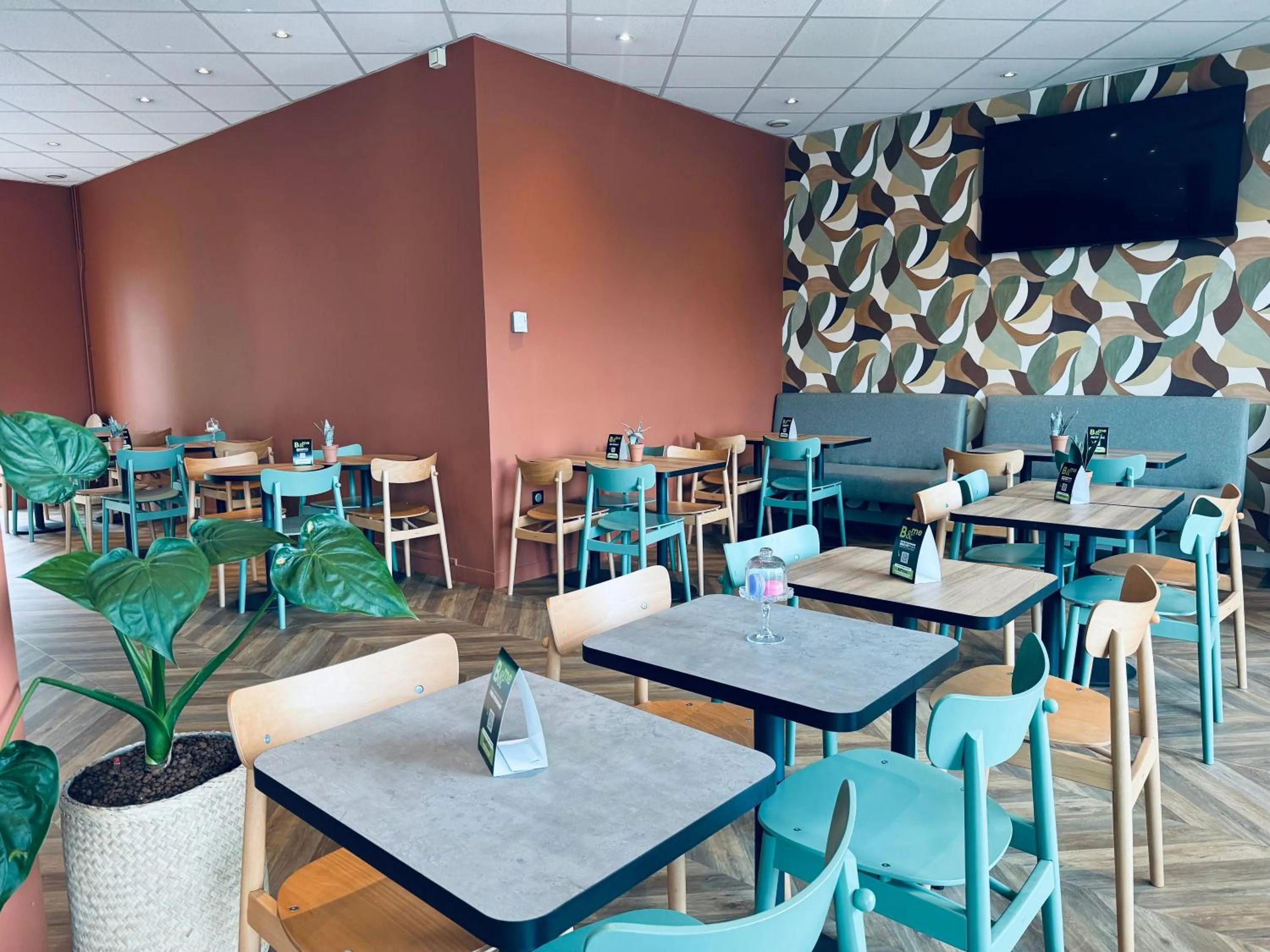 Restaurant/places to eat in B&B HOTEL Maubeuge Gare