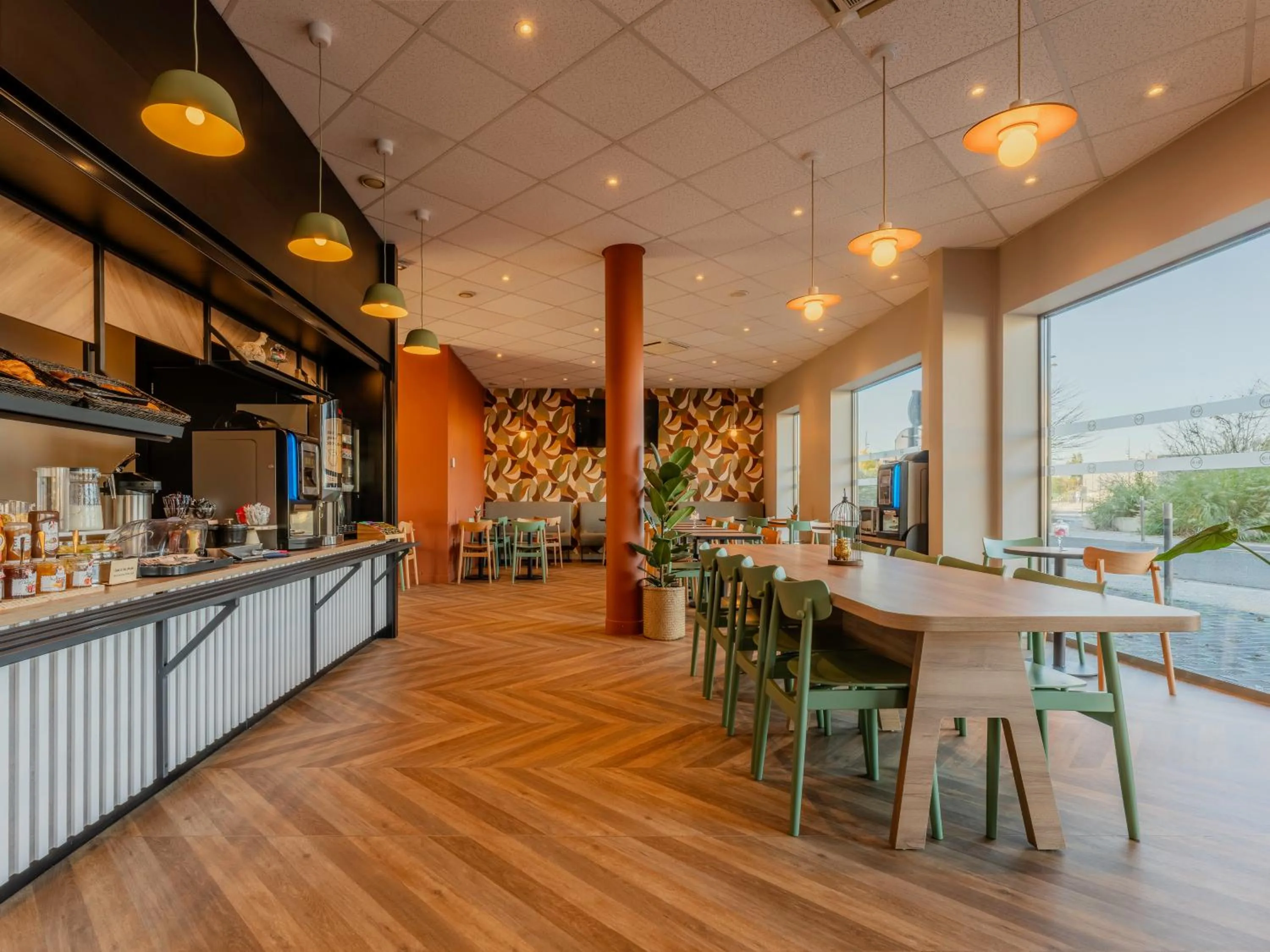 Restaurant/places to eat in B&B HOTEL Maubeuge Gare