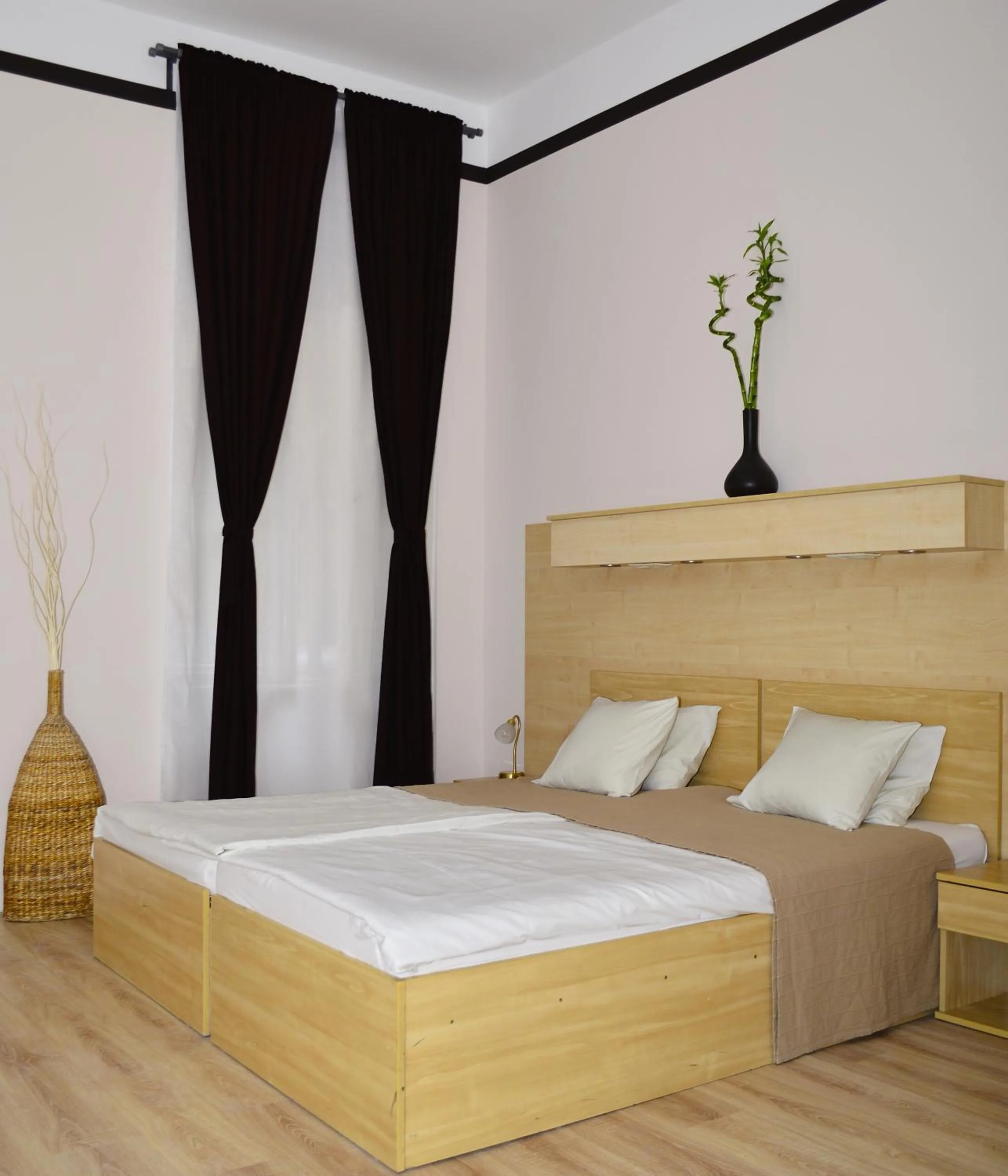 Bedroom, Bed in Centrooms House