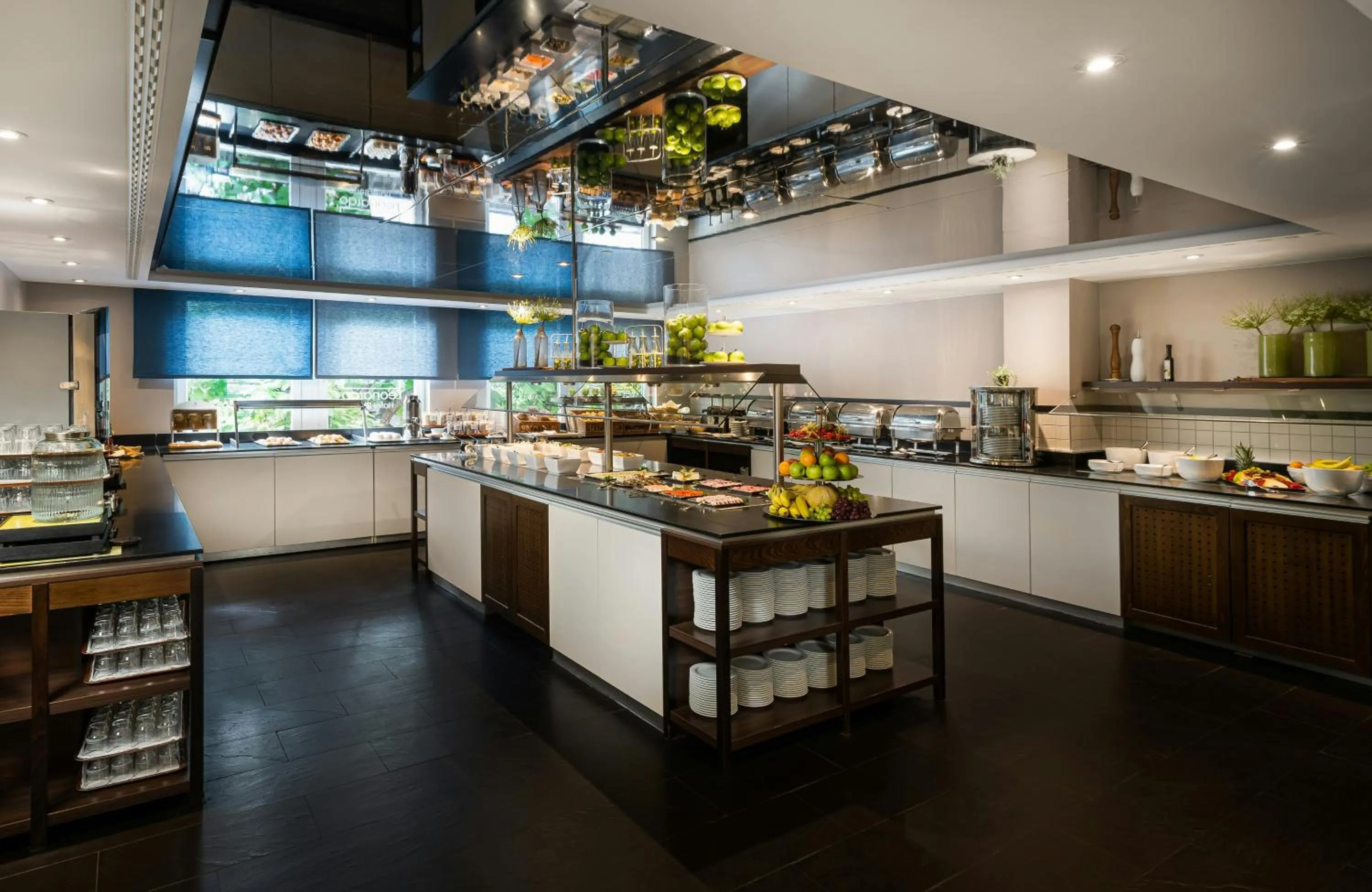 Buffet breakfast in Leonardo Hotel Berlin