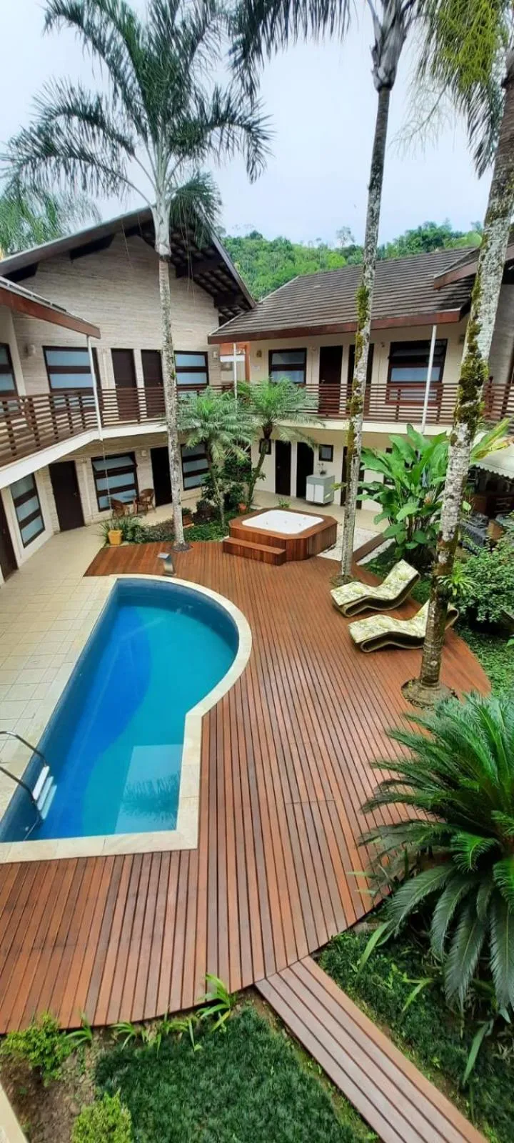 Swimming pool in Pousada L'essence