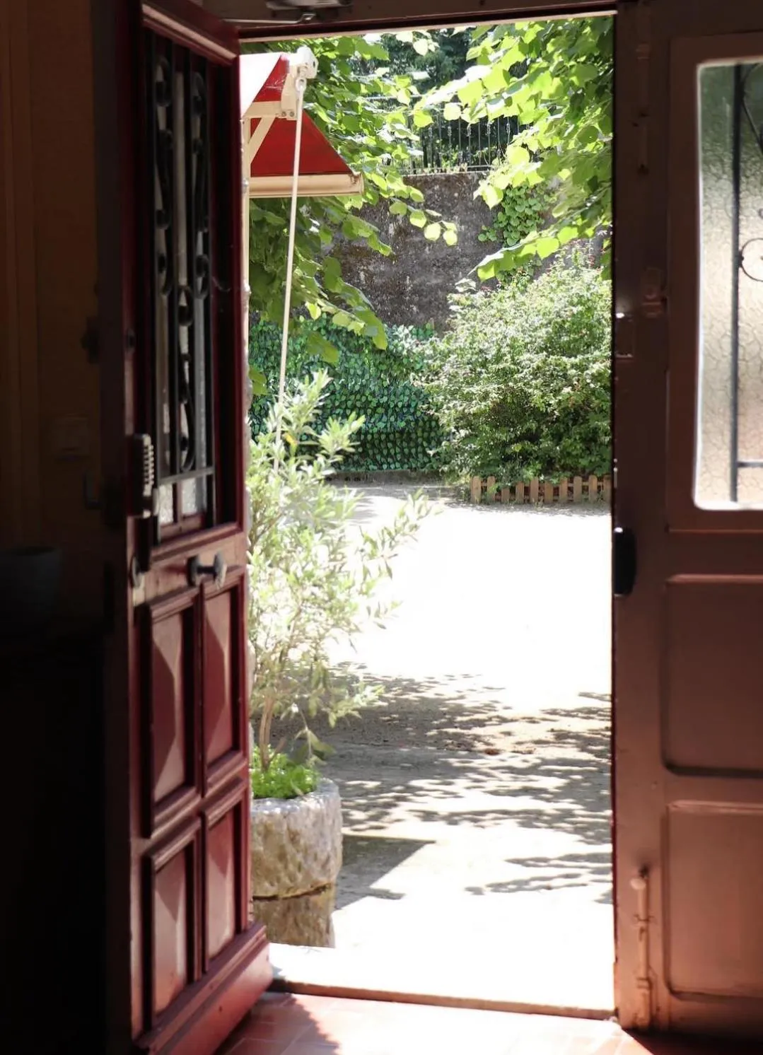 Garden view in Hôtel - Pub Le Petit Bosquet