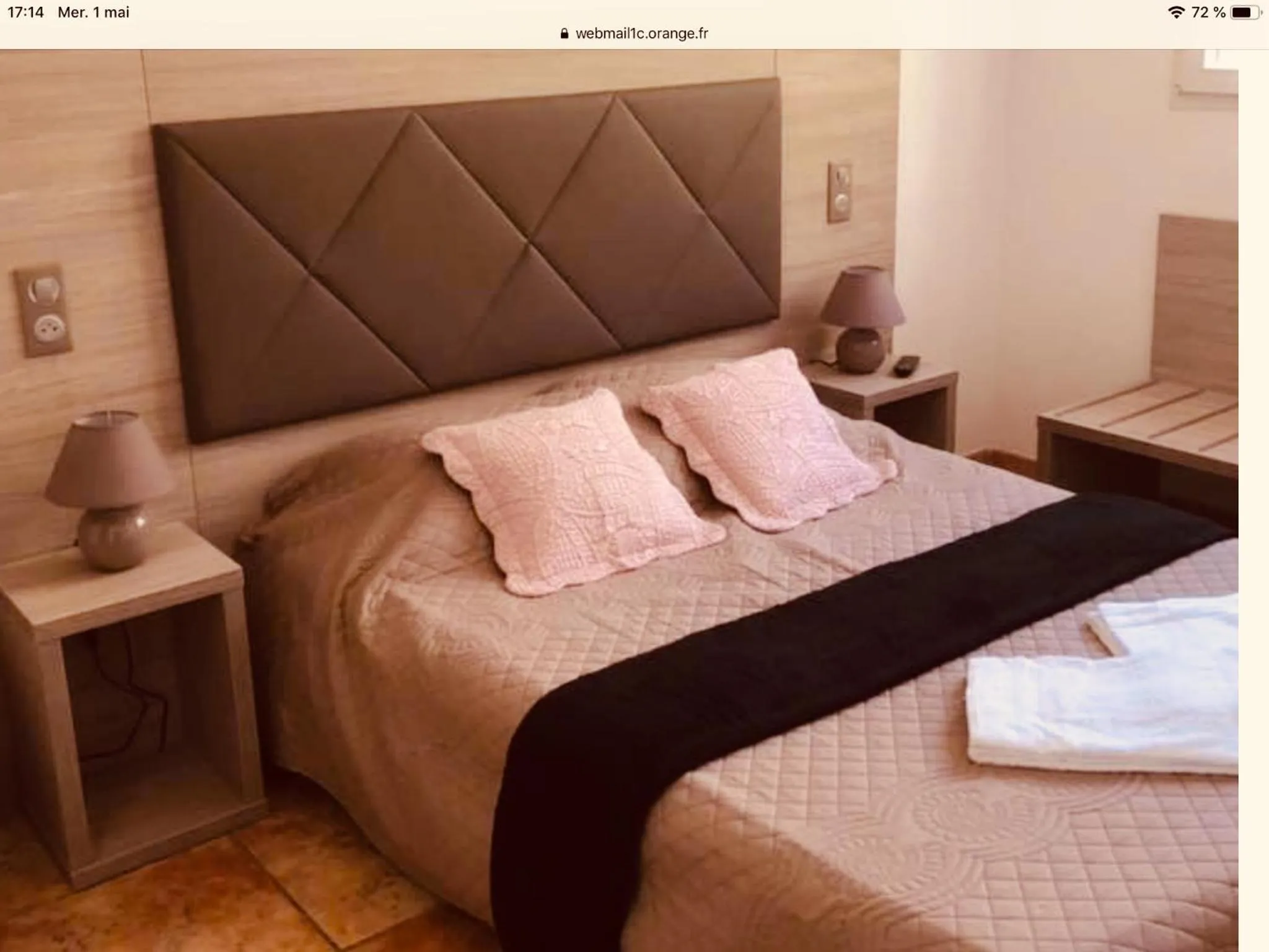 Living room, Bed in Hôtel - Pub Le Petit Bosquet