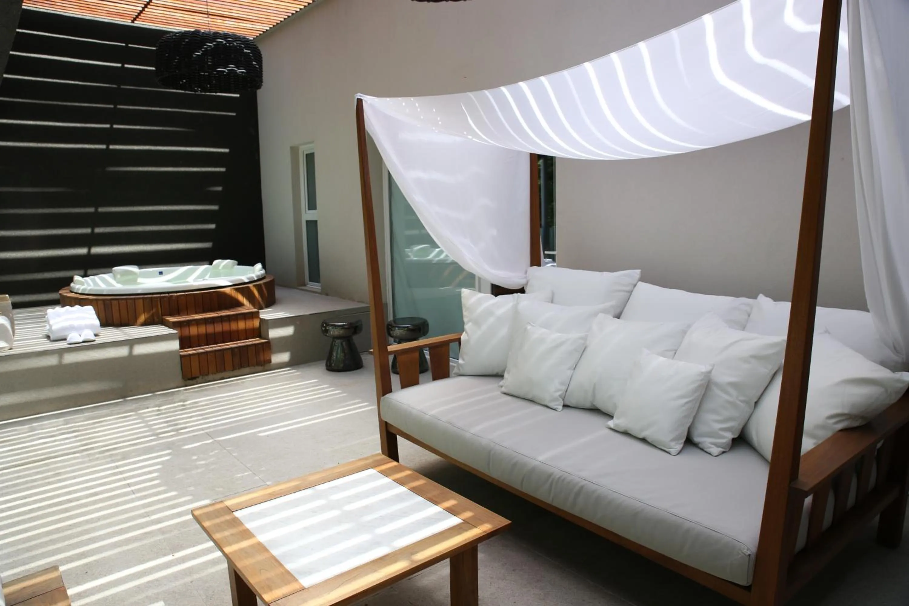 Communal lounge/ TV room in Ilum Experience Home