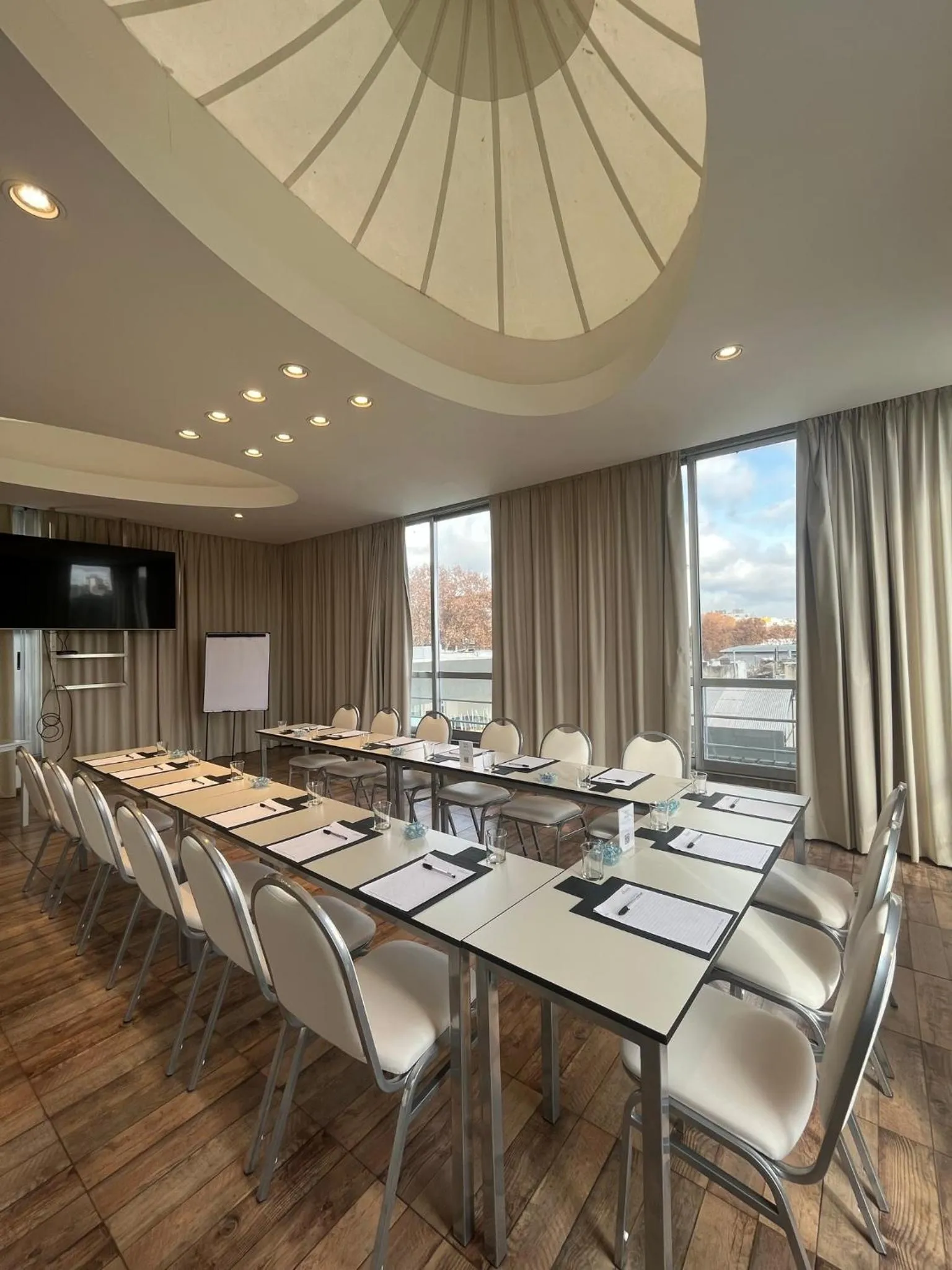 Meeting/conference room in Ilum Experience Home