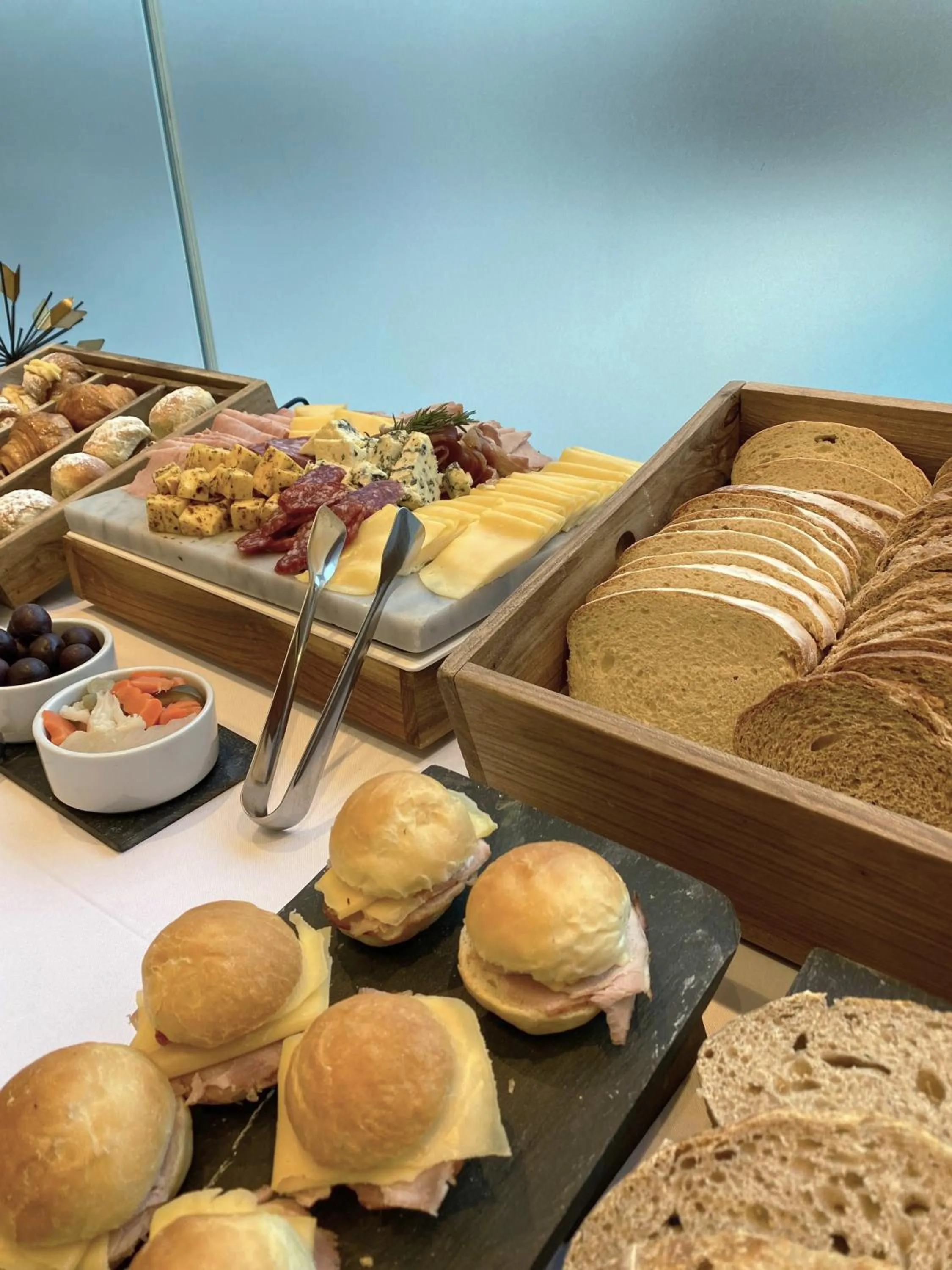 Buffet breakfast in Ilum Experience Home