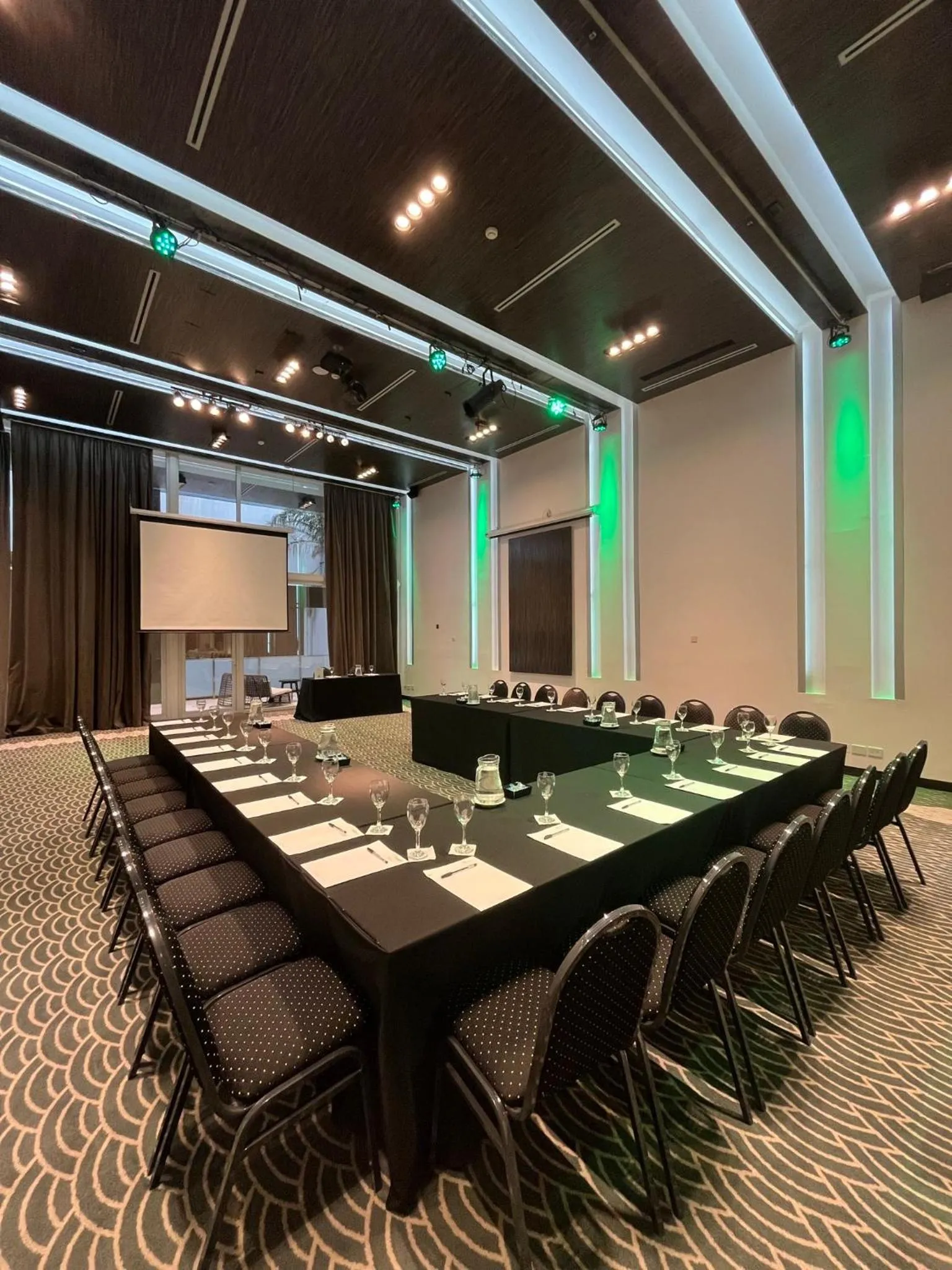 Meeting/conference room in Ilum Experience Home