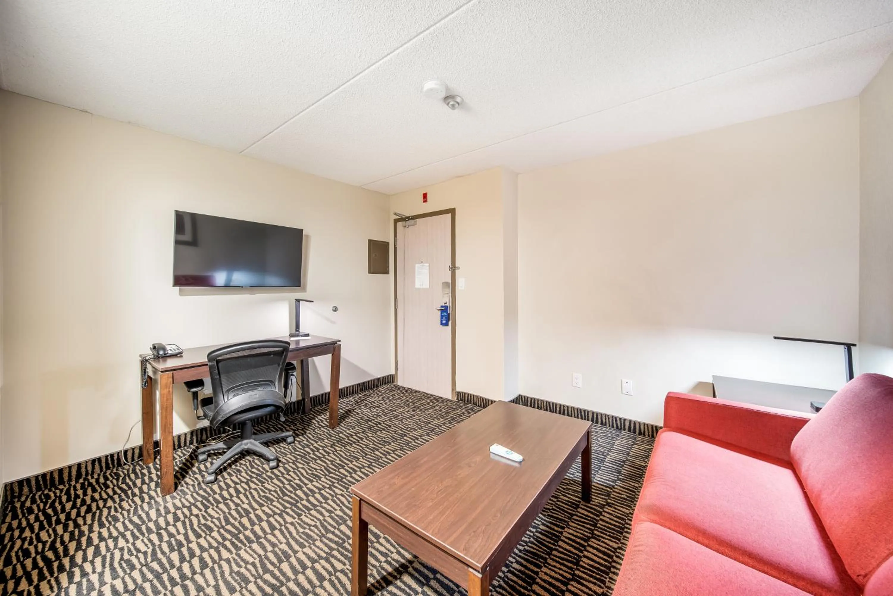 Living room in Ramada Plaza by Wyndham Niagara Falls