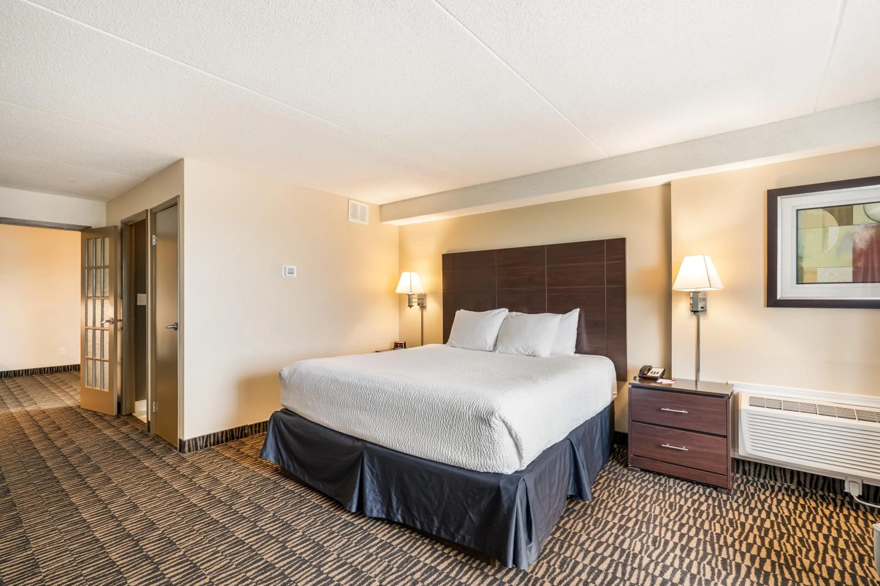 Bed in Ramada Plaza by Wyndham Niagara Falls