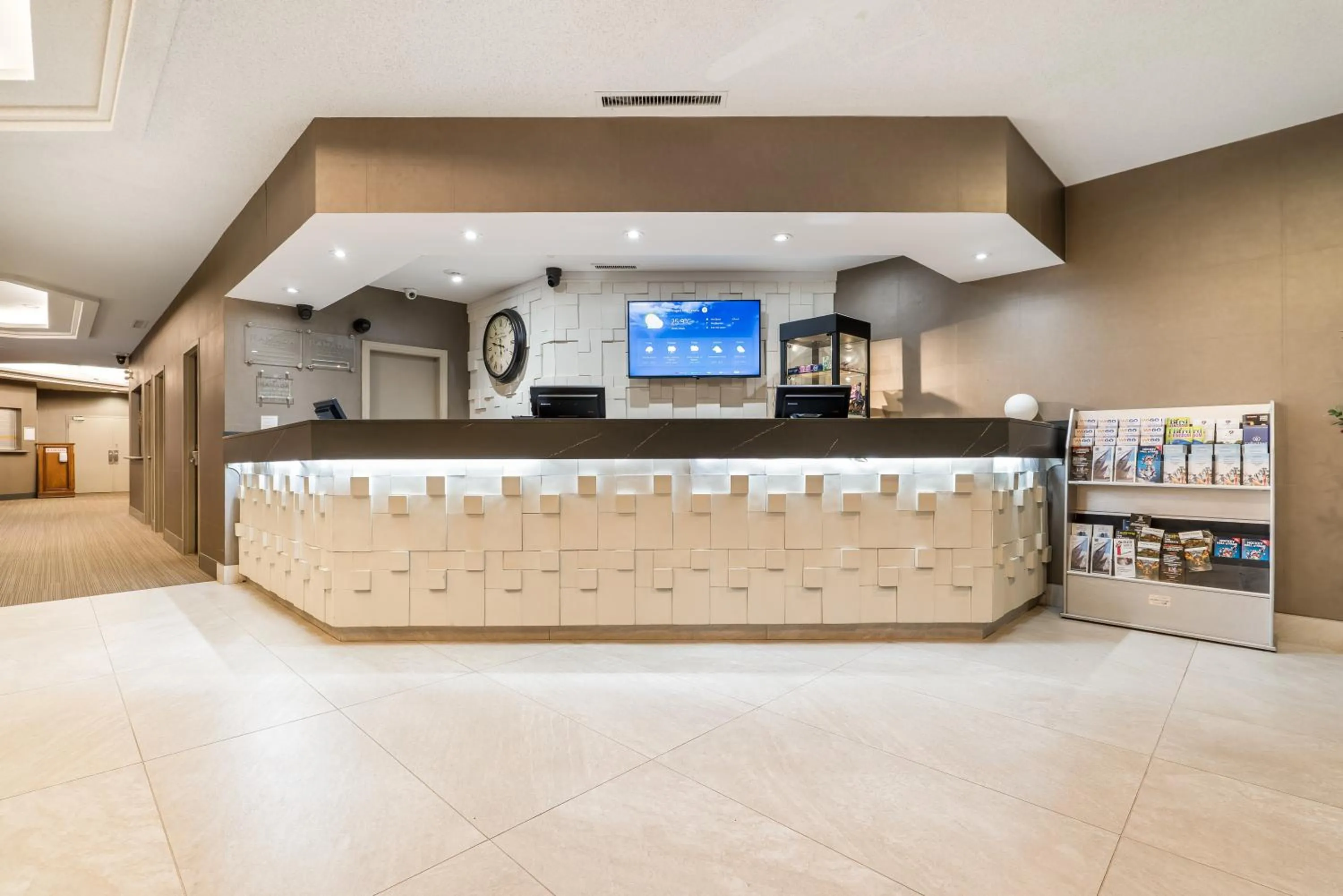 Lobby or reception in Ramada Plaza by Wyndham Niagara Falls