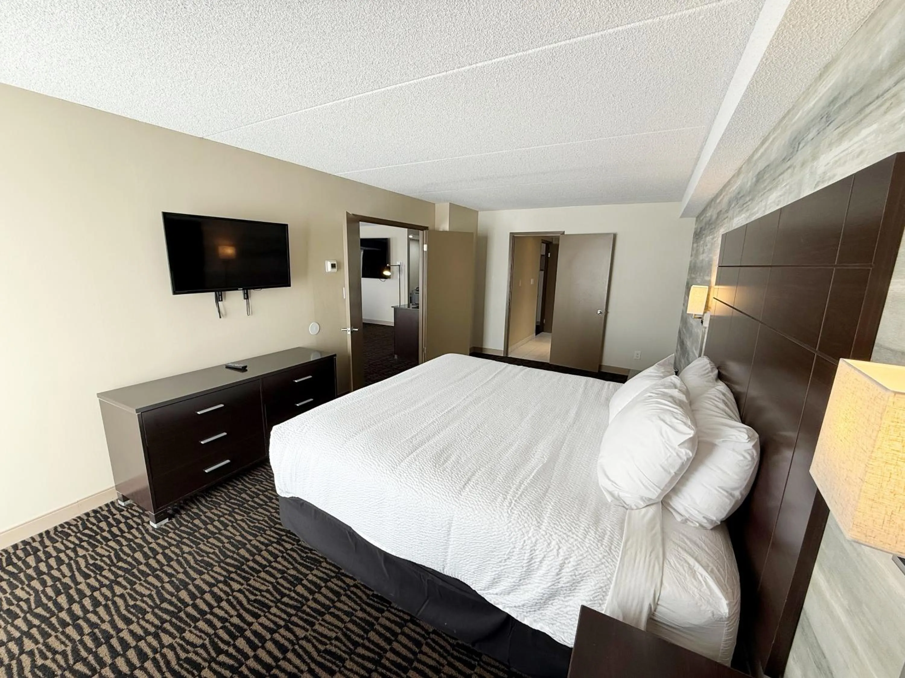 Bed in Ramada Plaza by Wyndham Niagara Falls