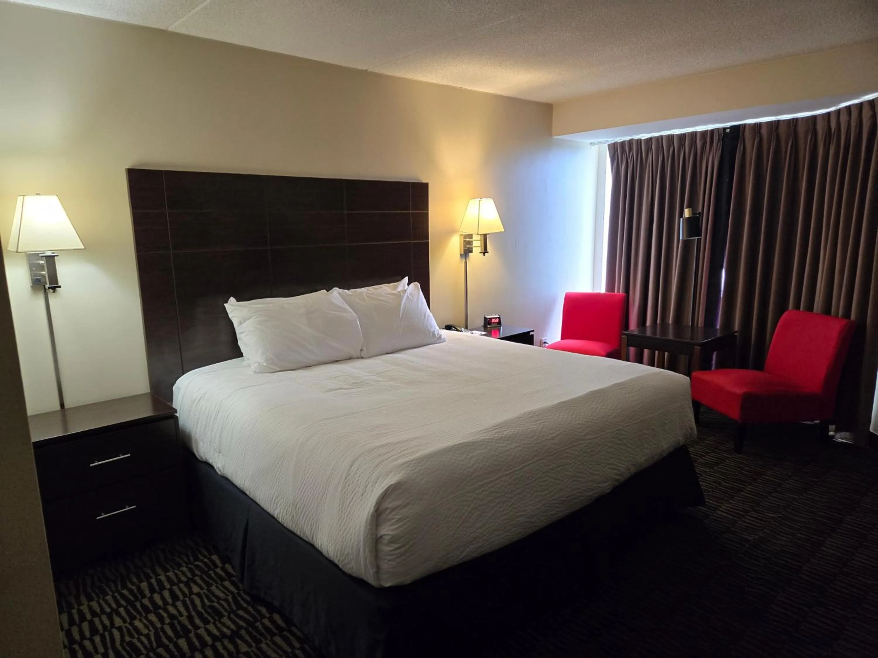 King Room in Ramada Plaza by Wyndham Niagara Falls