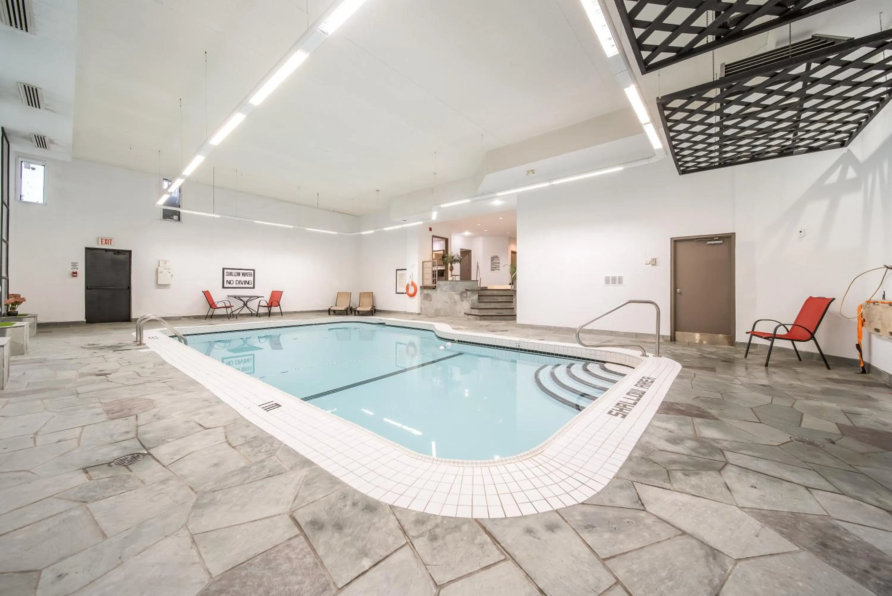 Swimming pool in Ramada Plaza by Wyndham Niagara Falls