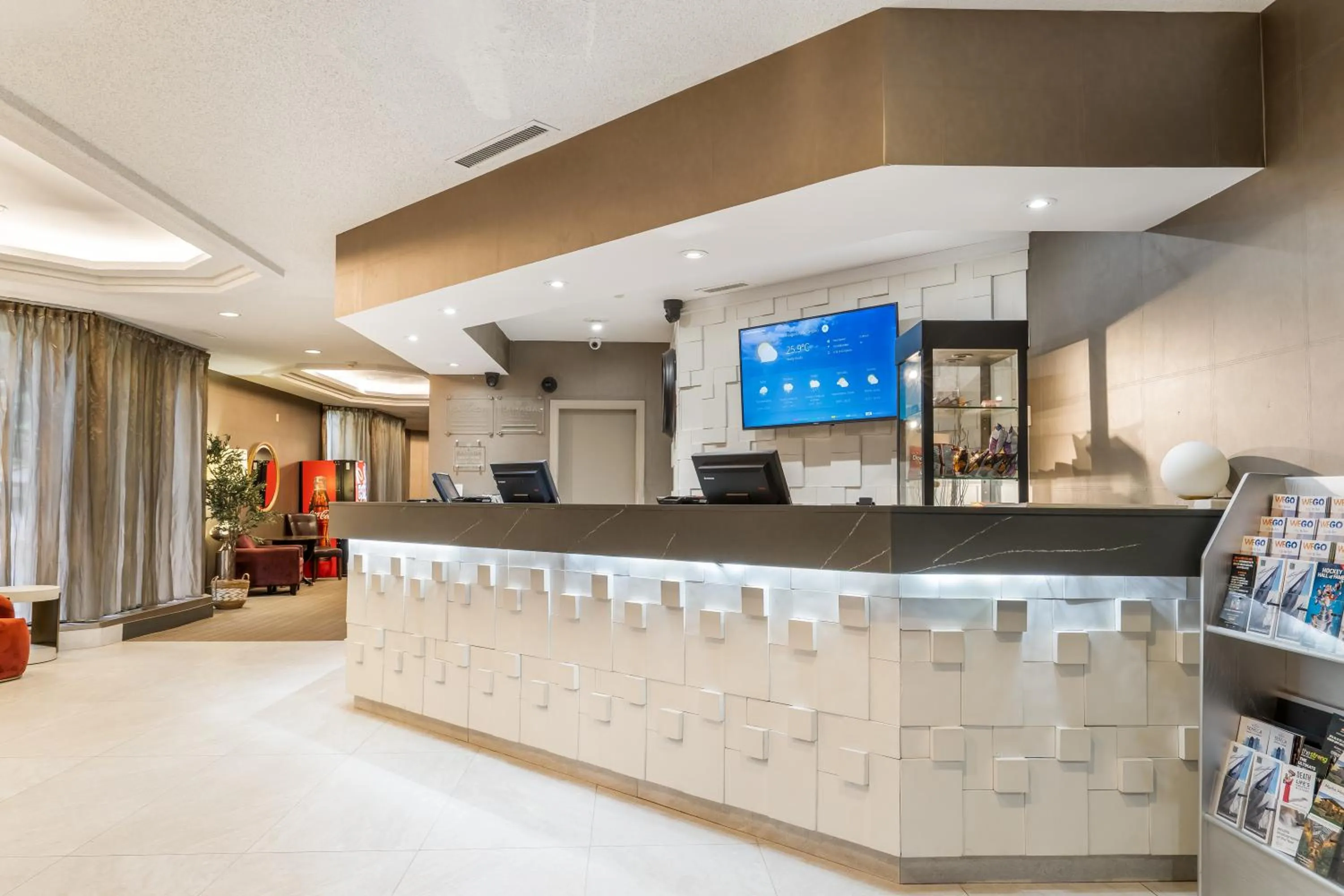 Lobby or reception in Ramada Plaza by Wyndham Niagara Falls