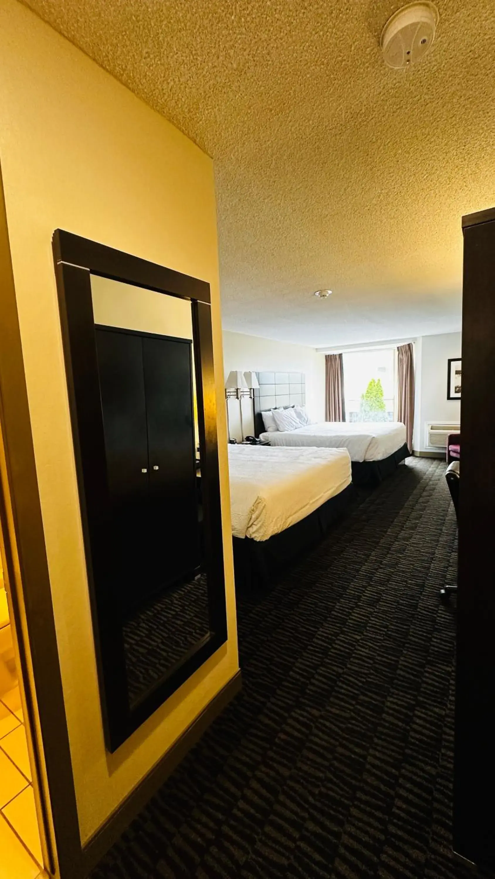 King Room with Two King Beds - Non-Smoking in Ramada Plaza by Wyndham Niagara Falls King Room with Two King Beds - Non-Smoking in Ramada Plaza by Wyndham Niagara Falls