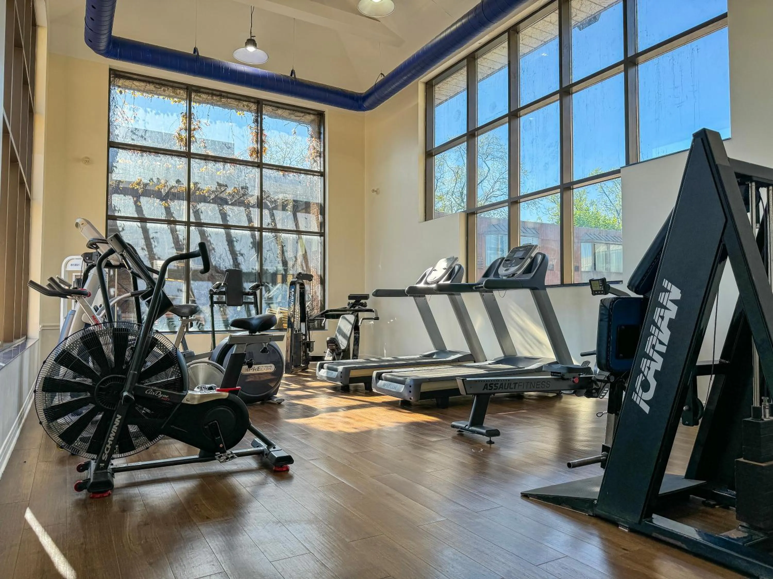 Fitness centre/facilities in Ramada Plaza by Wyndham Niagara Falls