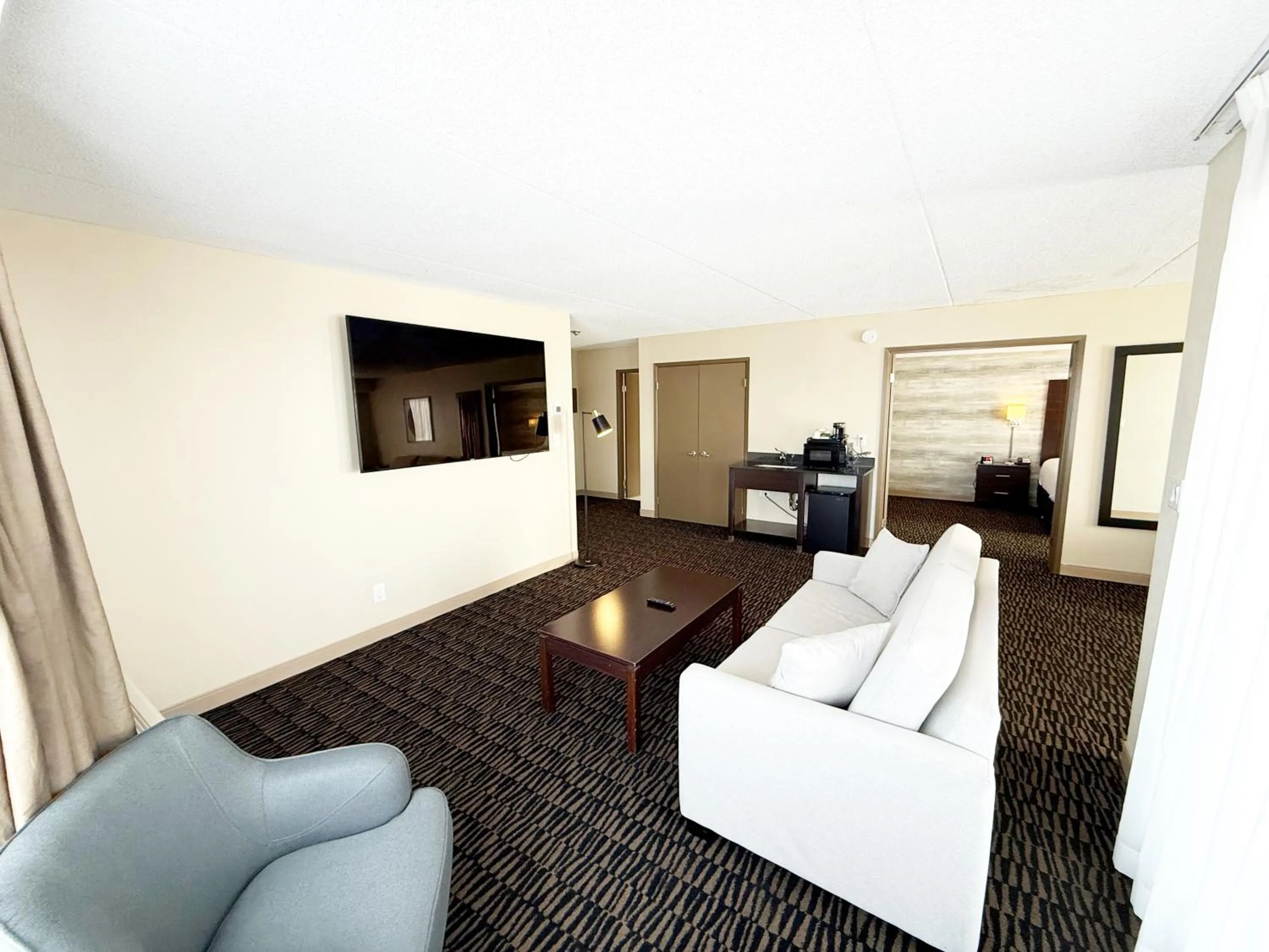 Bed in Ramada Plaza by Wyndham Niagara Falls