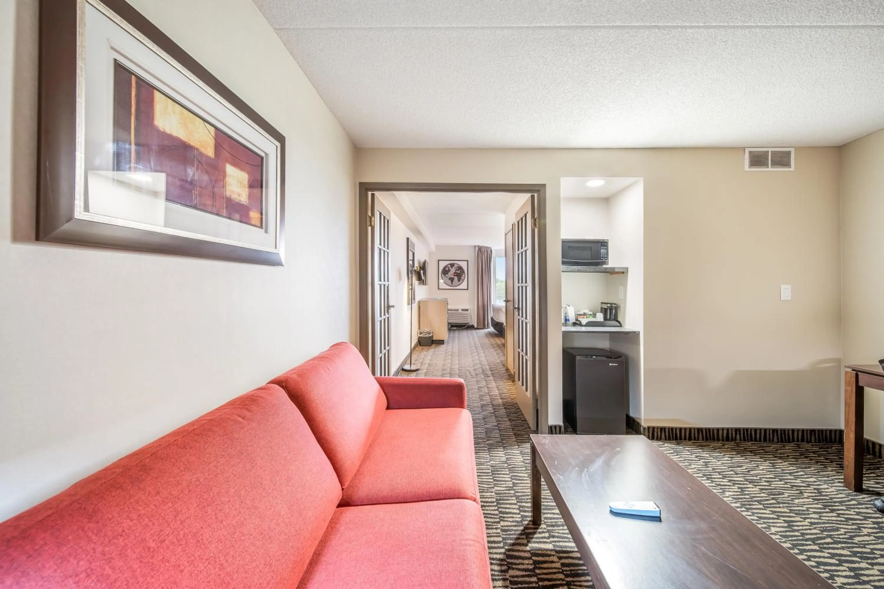 Living room in Ramada Plaza by Wyndham Niagara Falls