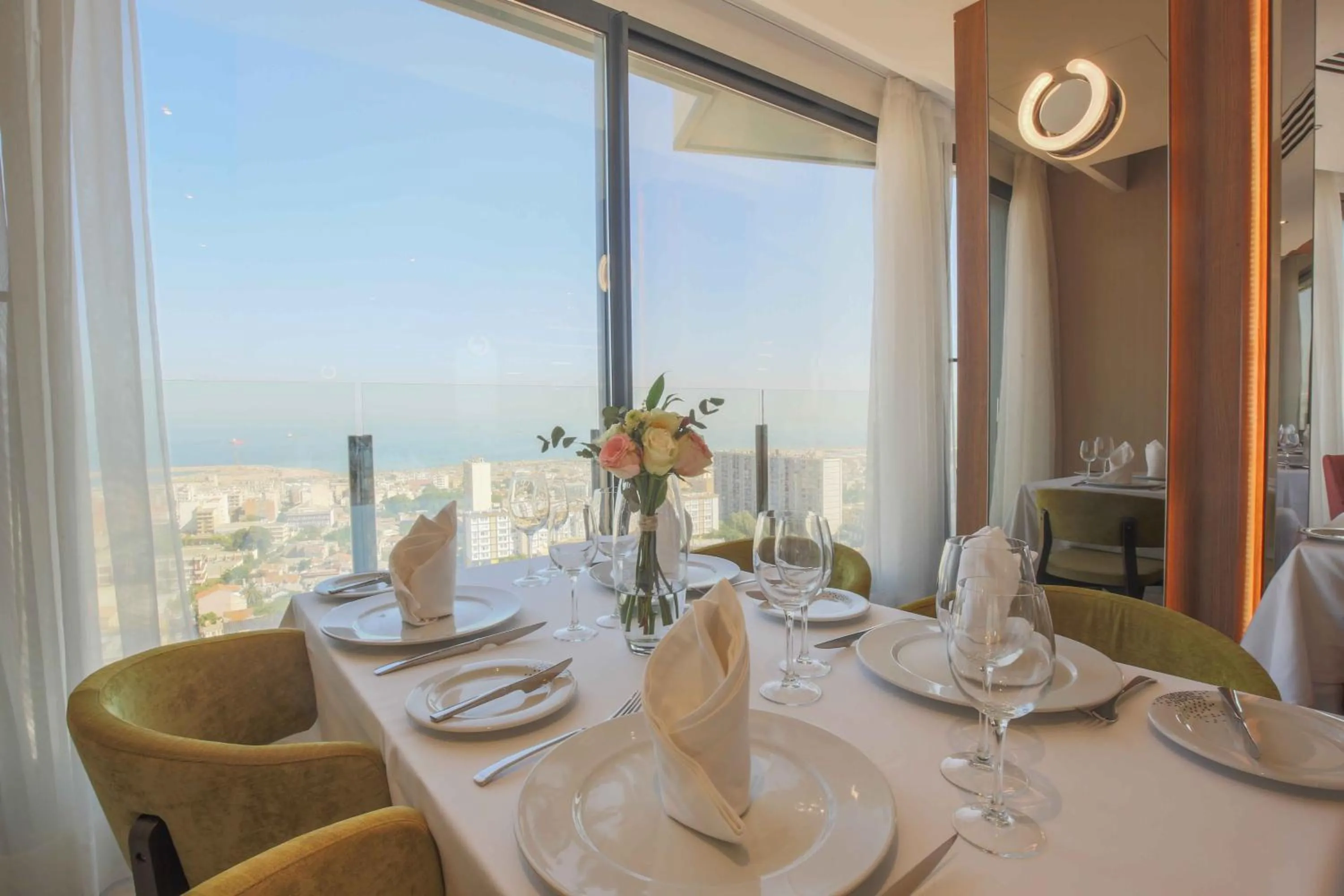 Restaurant/places to eat in Lamaraz Hotels