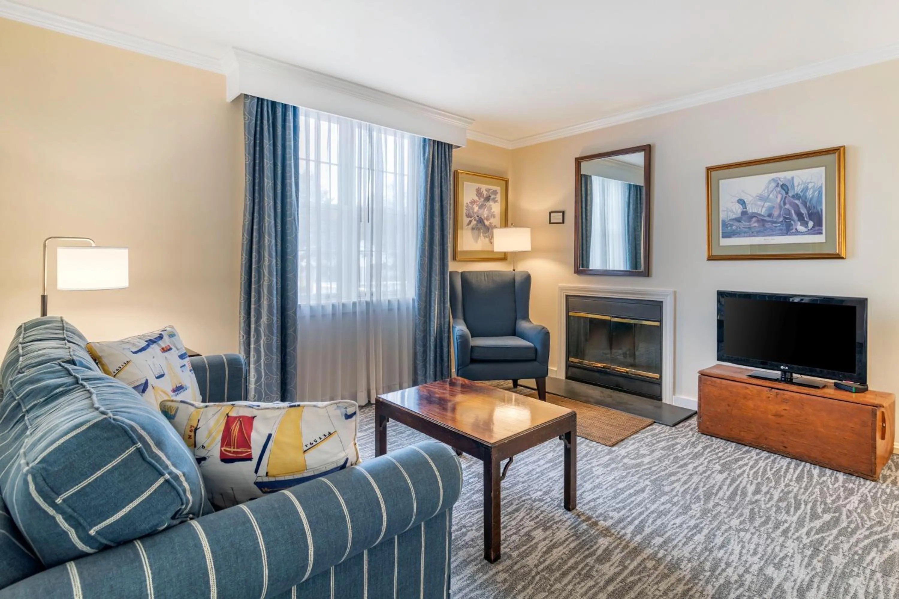 TV and multimedia in The Harraseeket Inn & Event House Freeport Downtown