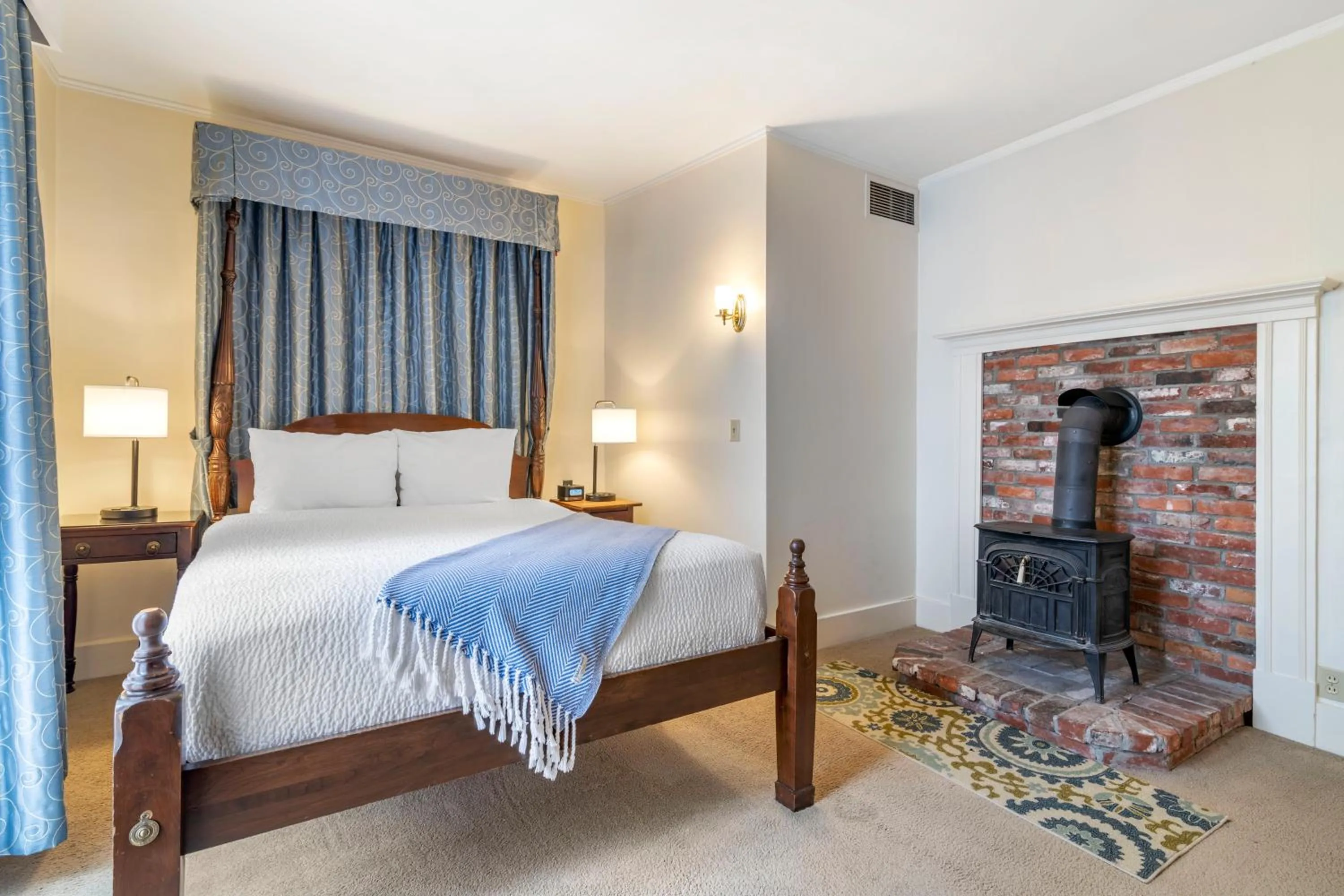 Bed in The Harraseeket Inn & Event House Freeport Downtown