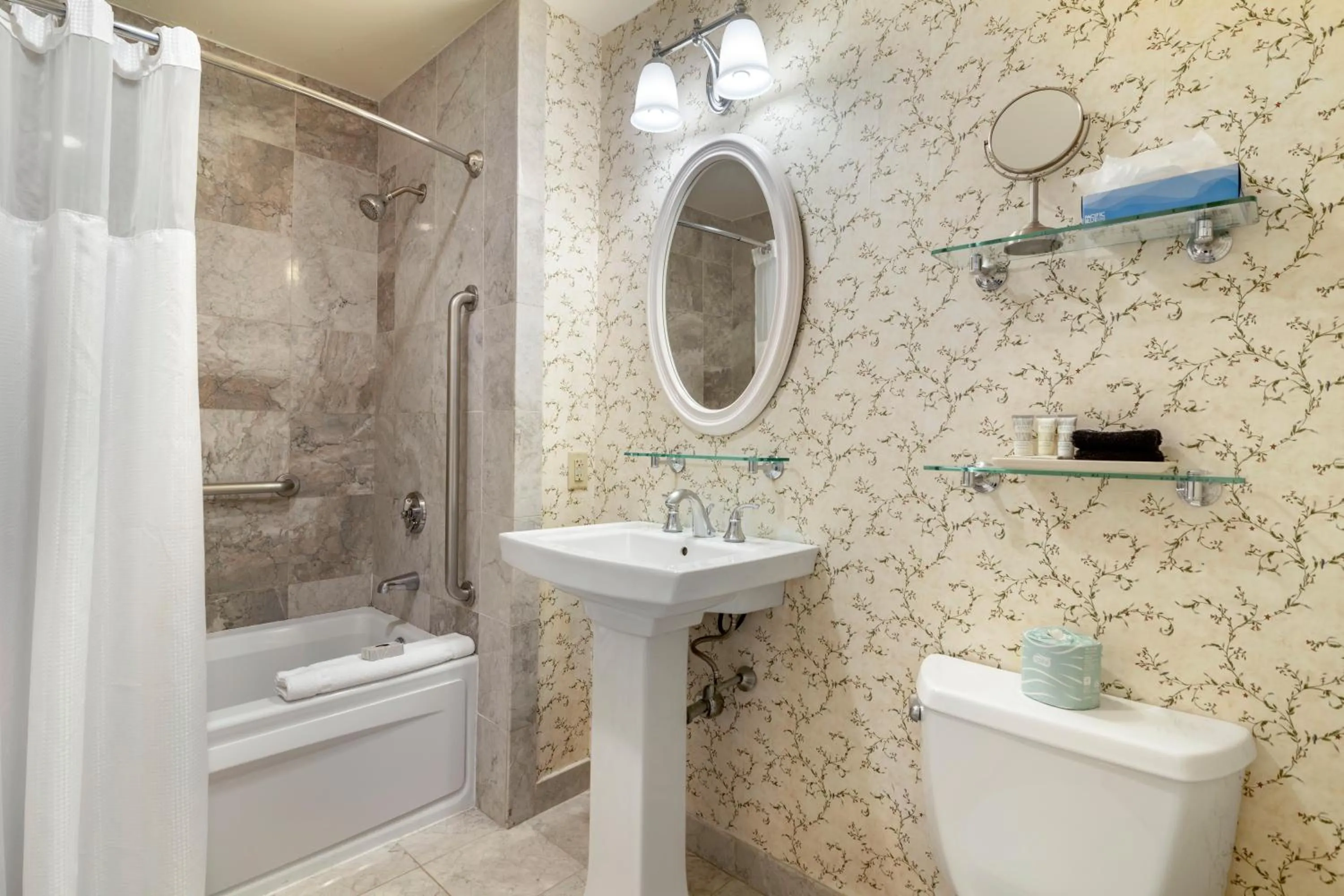 Shower in The Harraseeket Inn & Event House Freeport Downtown