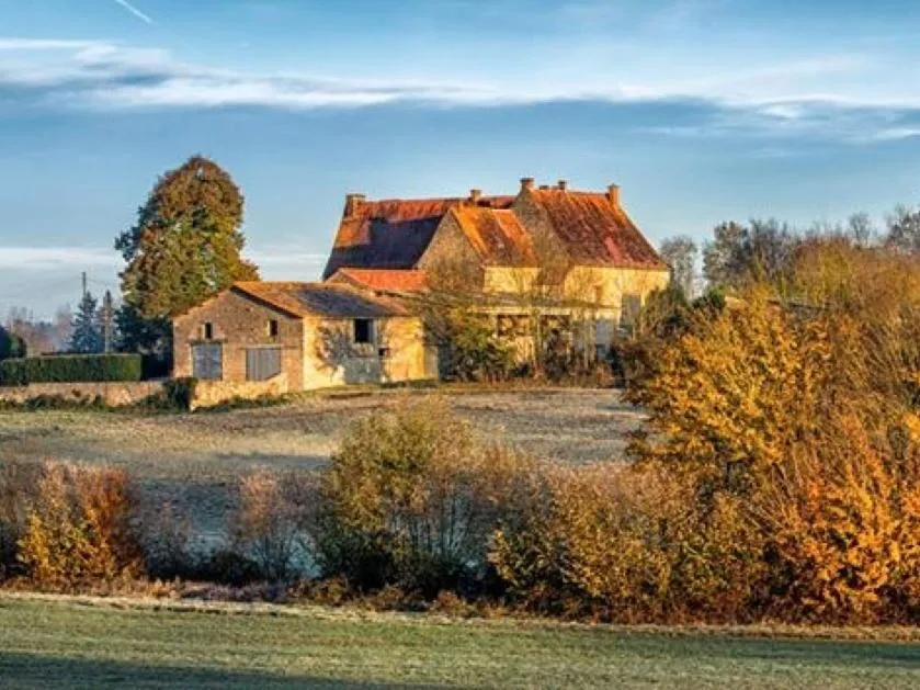 Property building in Chateau Le Retail