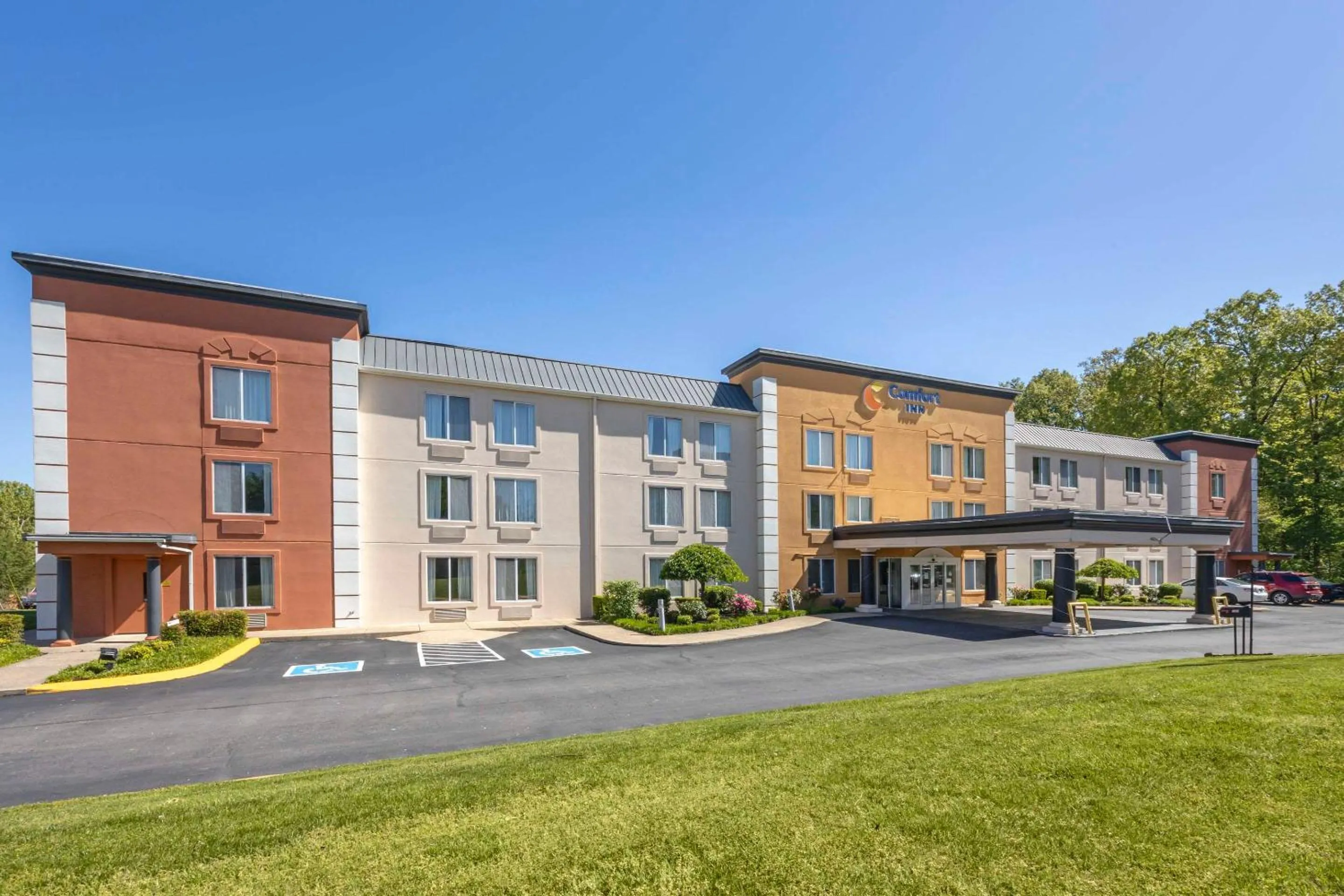 Property building in Comfort Inn Dickson