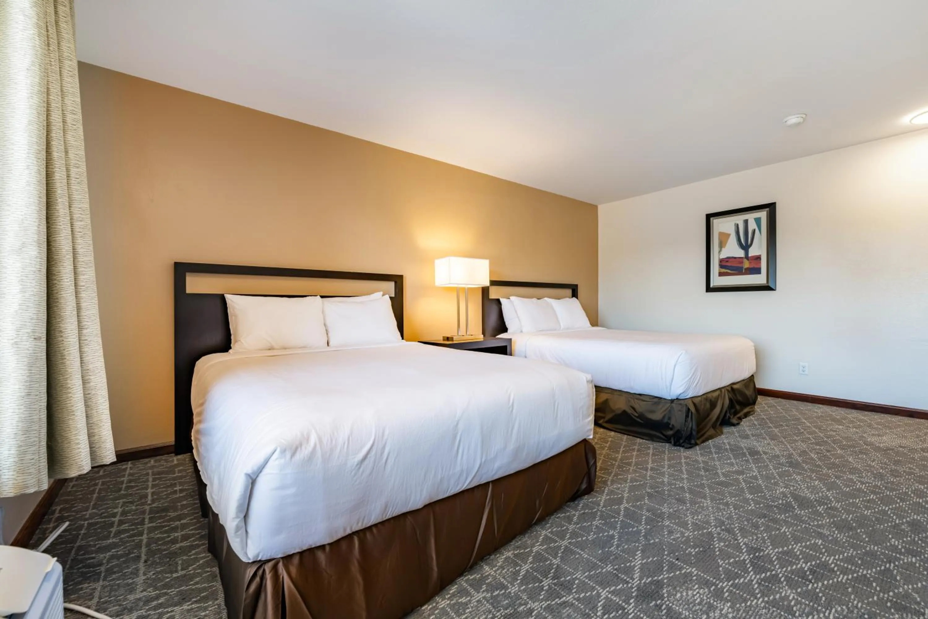 Bed in The Prime Suites, Vallejo - Napa Valley and Six Flags Discovery Kingdom