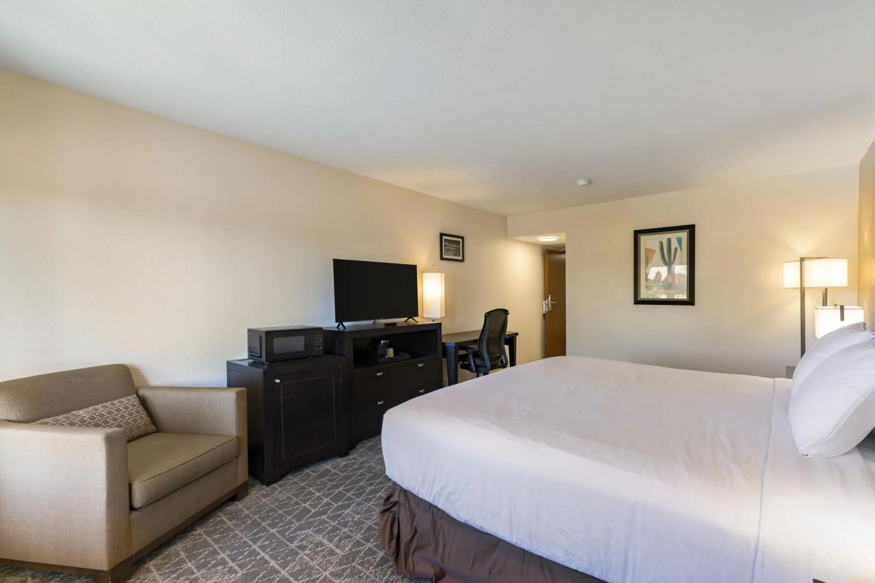 Bed in The Prime Suites, Vallejo - Napa Valley and Six Flags Discovery Kingdom